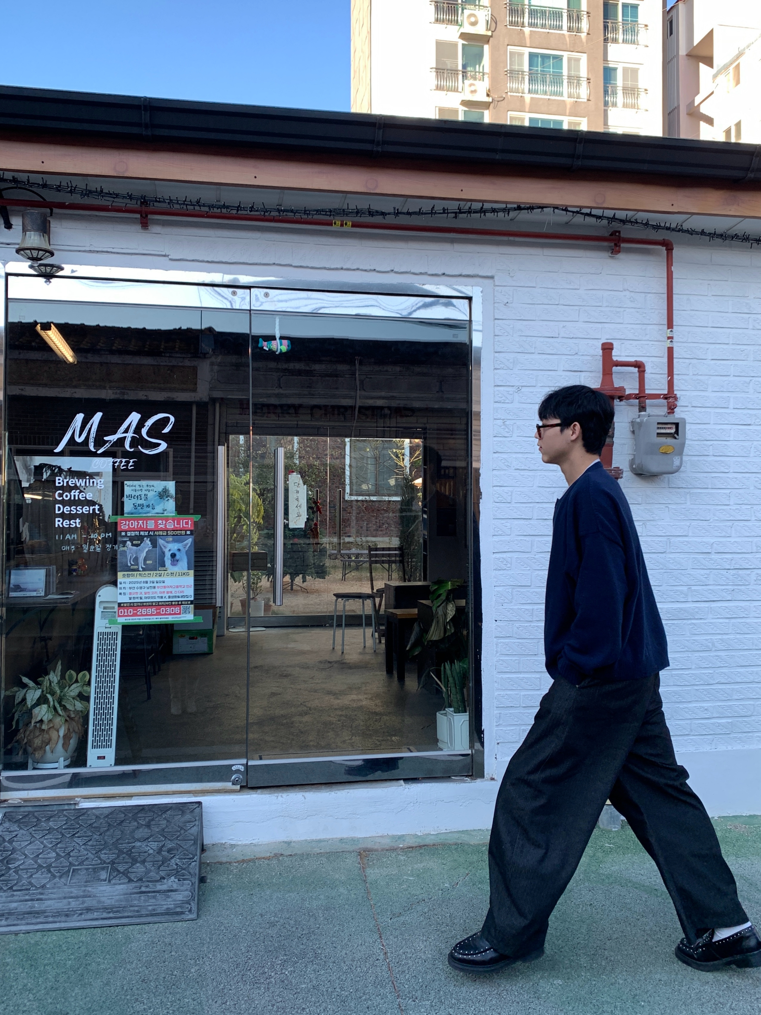 MJD Contrast Neck Cash Crop Knit Navy, Dr. Martens x Supreme Studded Penton Loafers Black - 25SS 착용 스타일 - 2