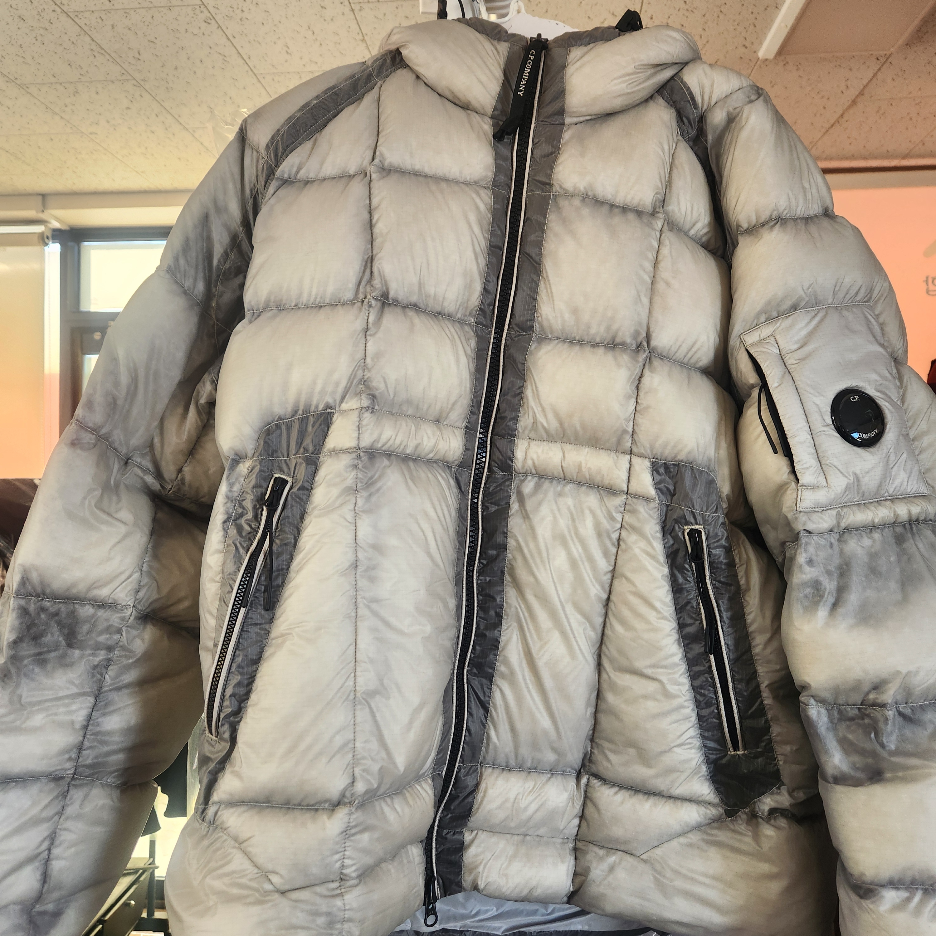 C.P. Company Korea Exclusive D.D. Shell Hooded Down Jacket Lunar Rock - 25FW 착용 스타일 - 1