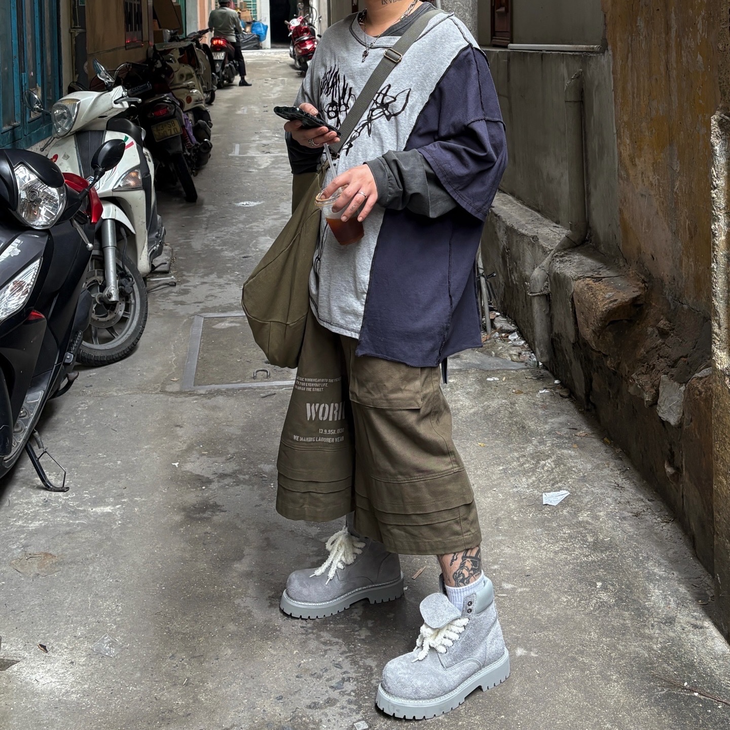 Wapworks Engineered Oxford Bermuda Khaki, LOSTGARDEN x Grailz Route Slate Grey 착용 스타일 - 2