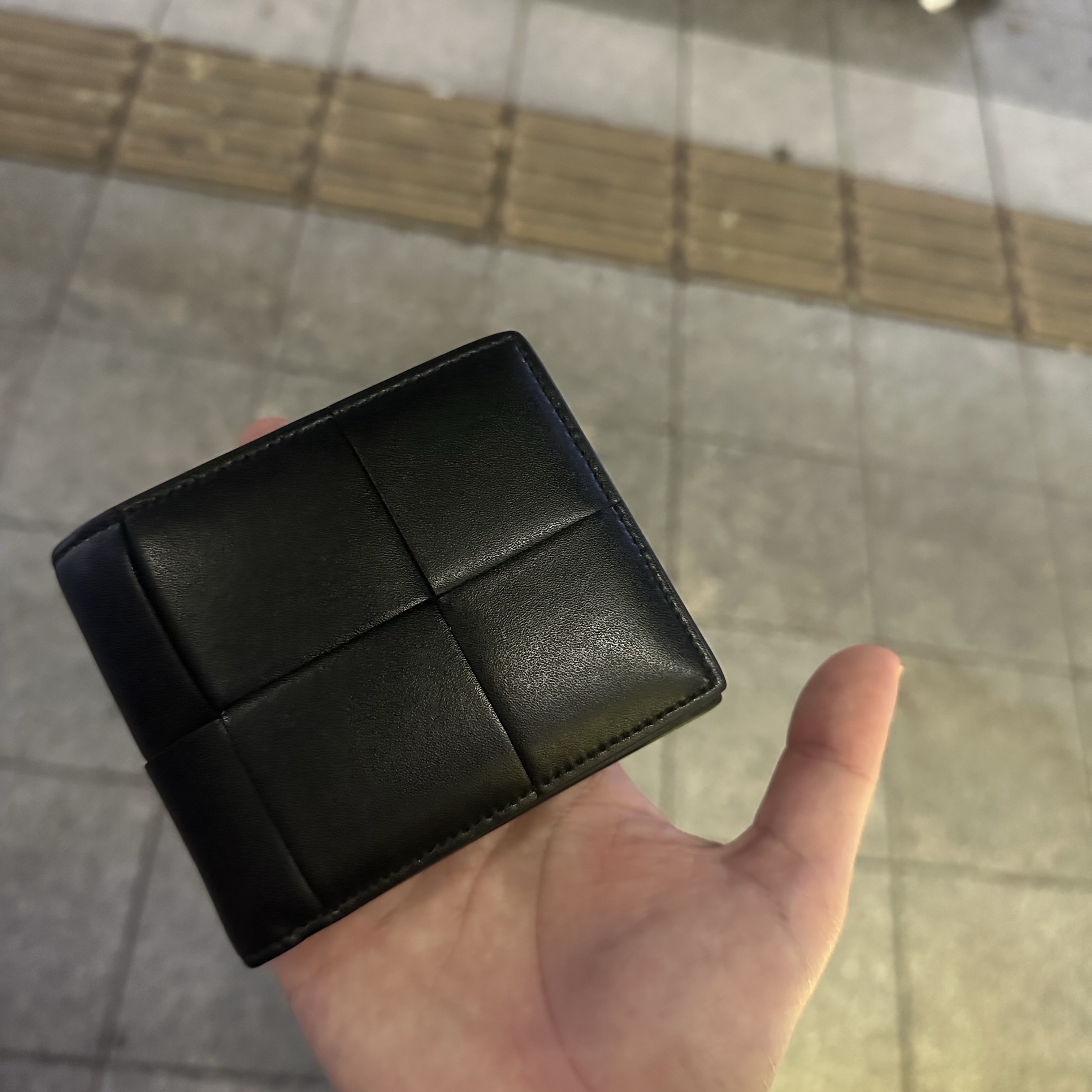 Bottega Veneta Bi-Fold Wallet Black 착용 스타일