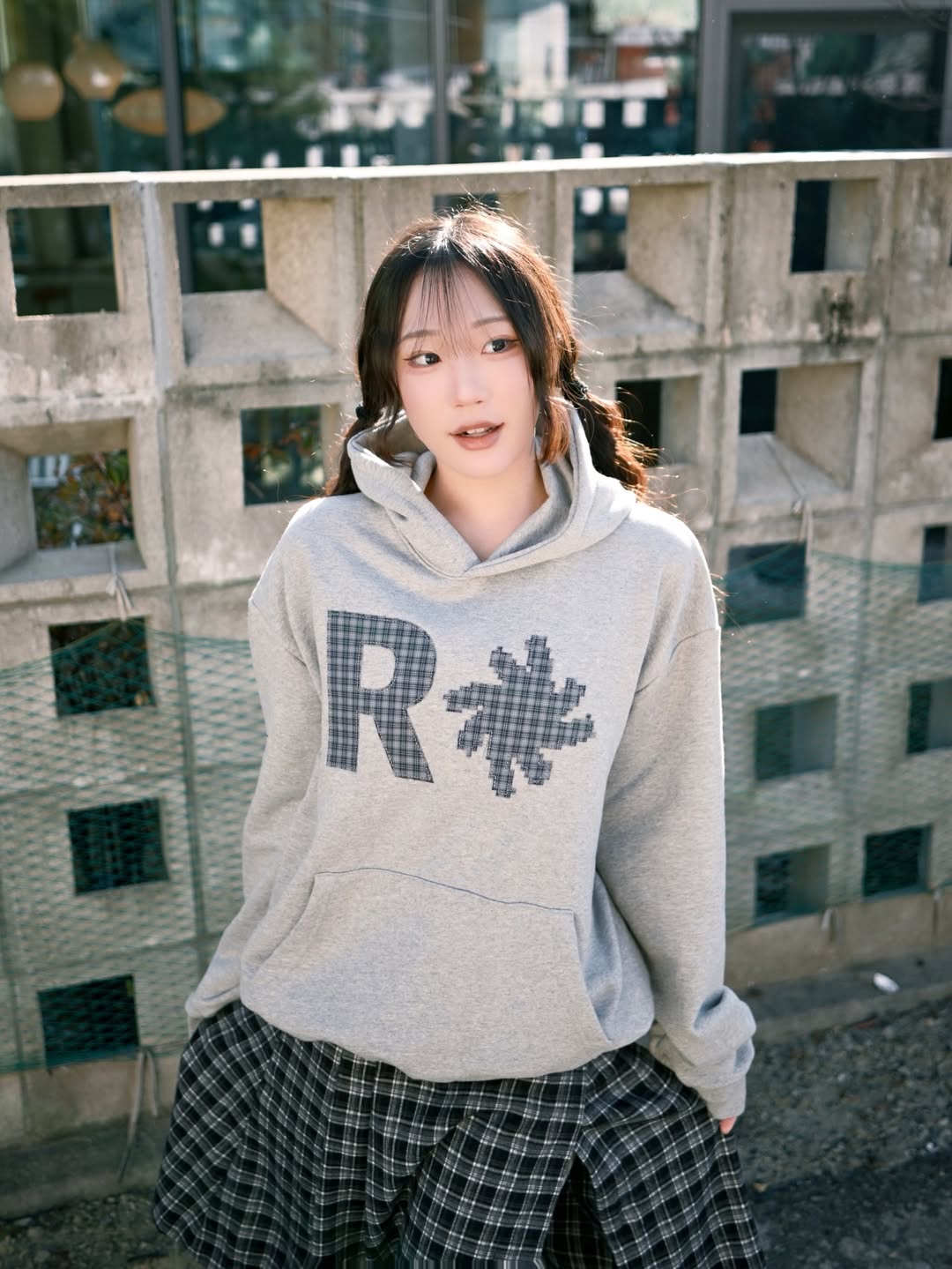 SLOW RECORD HOUSE Check Patch Hoodie Grey 착용 스타일 - 4