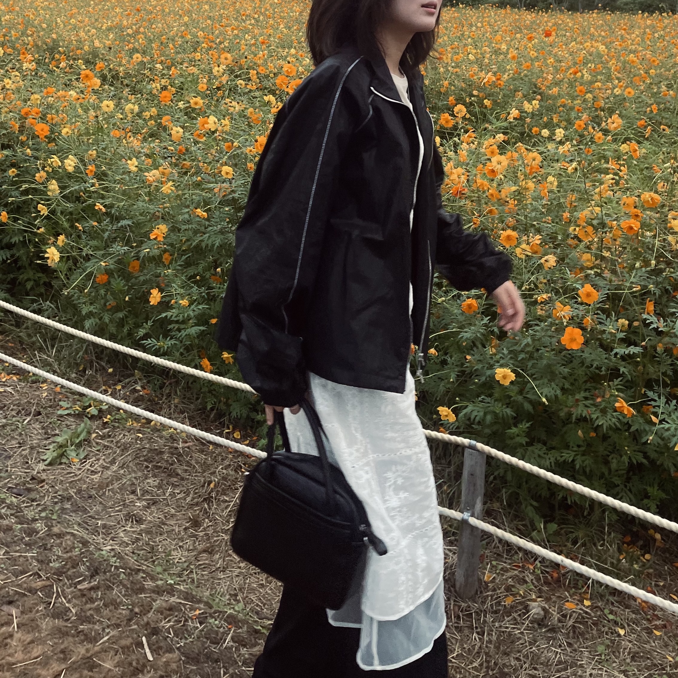 (W) Matin Kim Logo Coating Jumper Black 착용 스타일