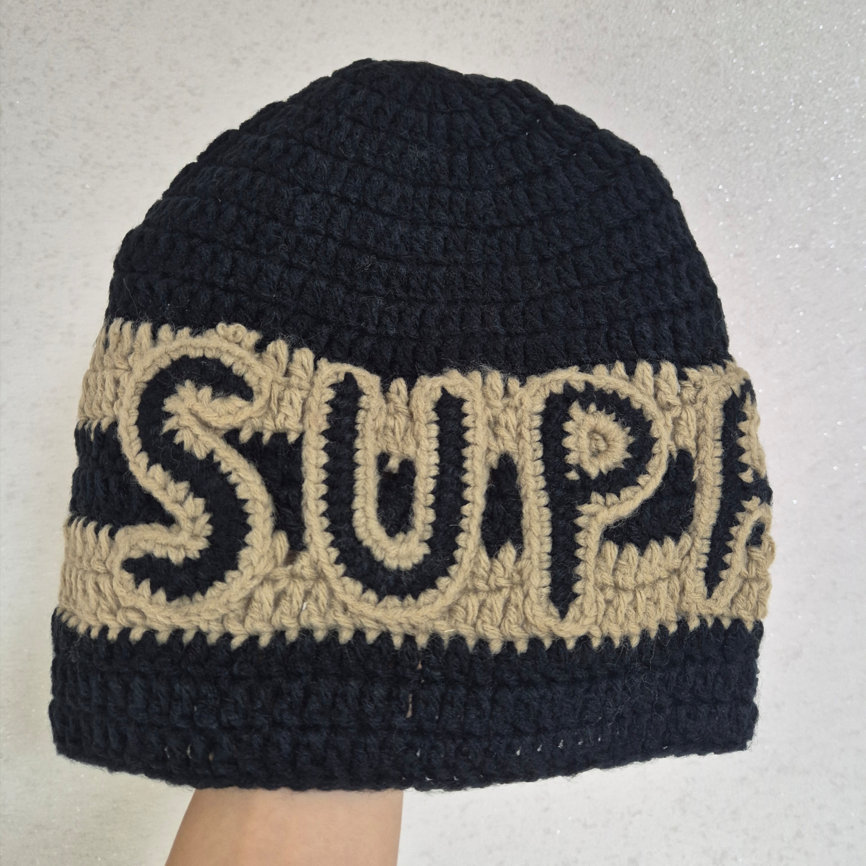 슈프림 크로쉐 로고 비니 블랙 - 25FW | Supreme | KREAM