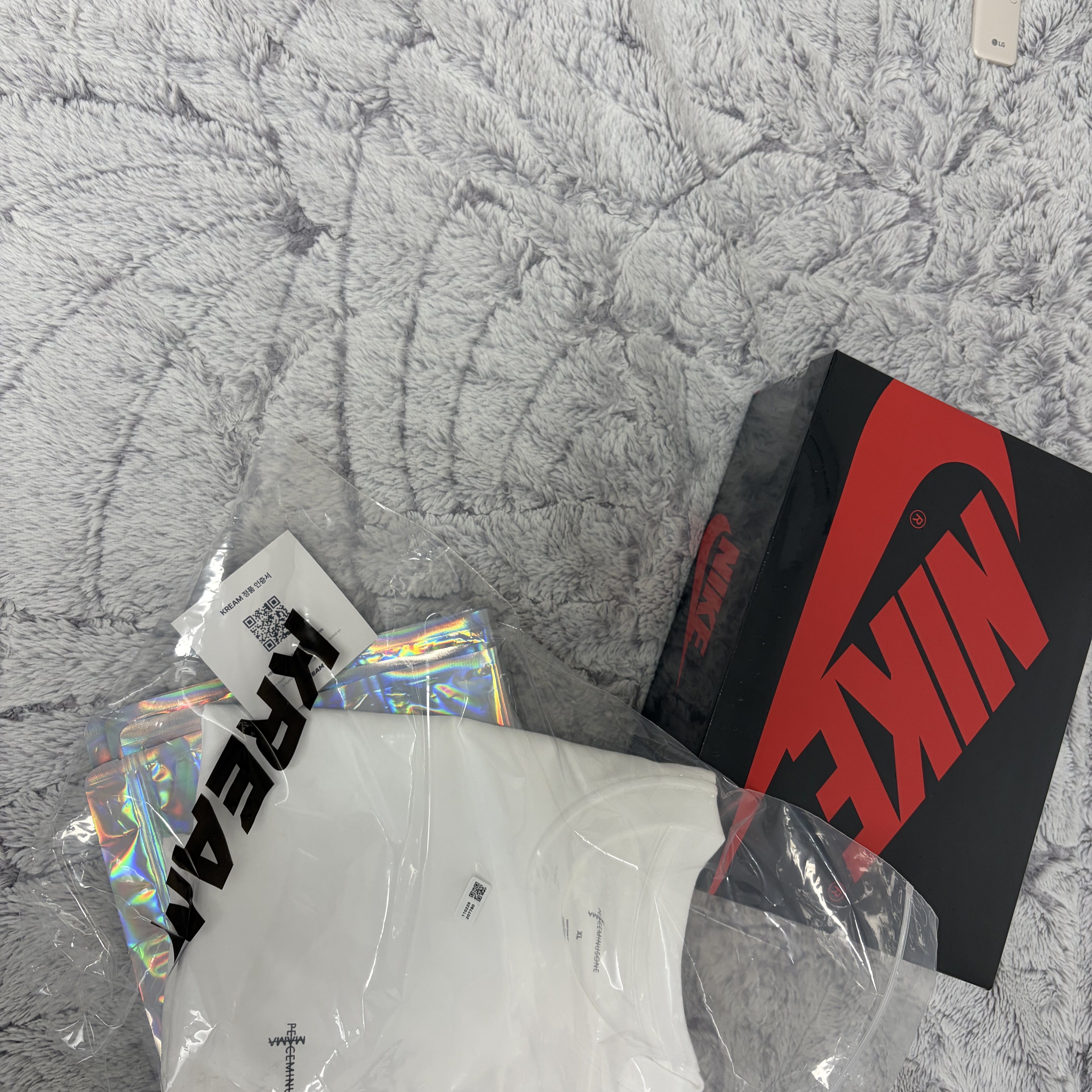 Peaceminusone x 2025 MAMA Awards Peacemamaone T-Shirt White, Jordan 1 Retro Low OG Chicago 착용 스타일 - 1