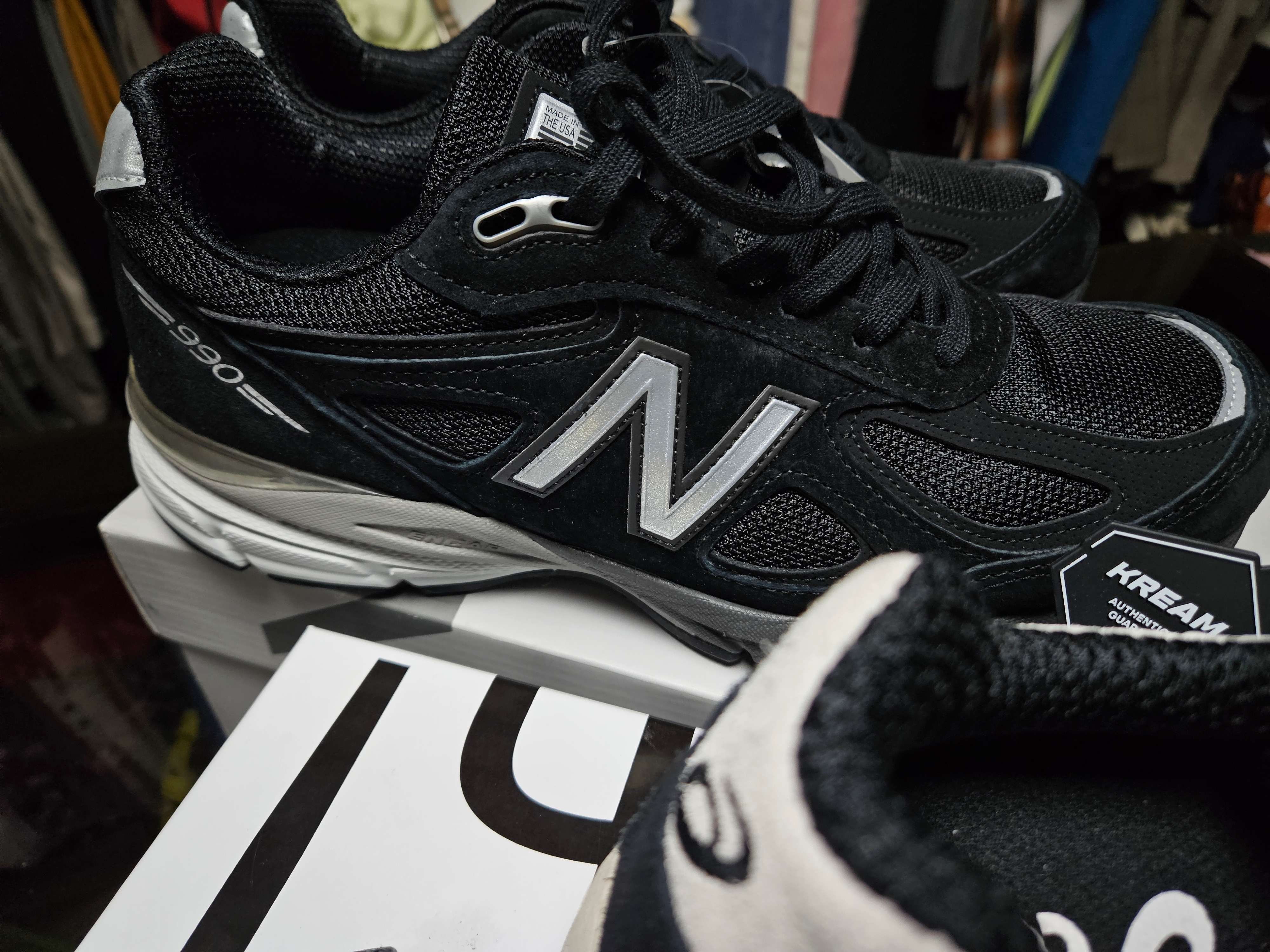 New Balance 990v4 Made in USA Black Silver 착용 스타일 - 2