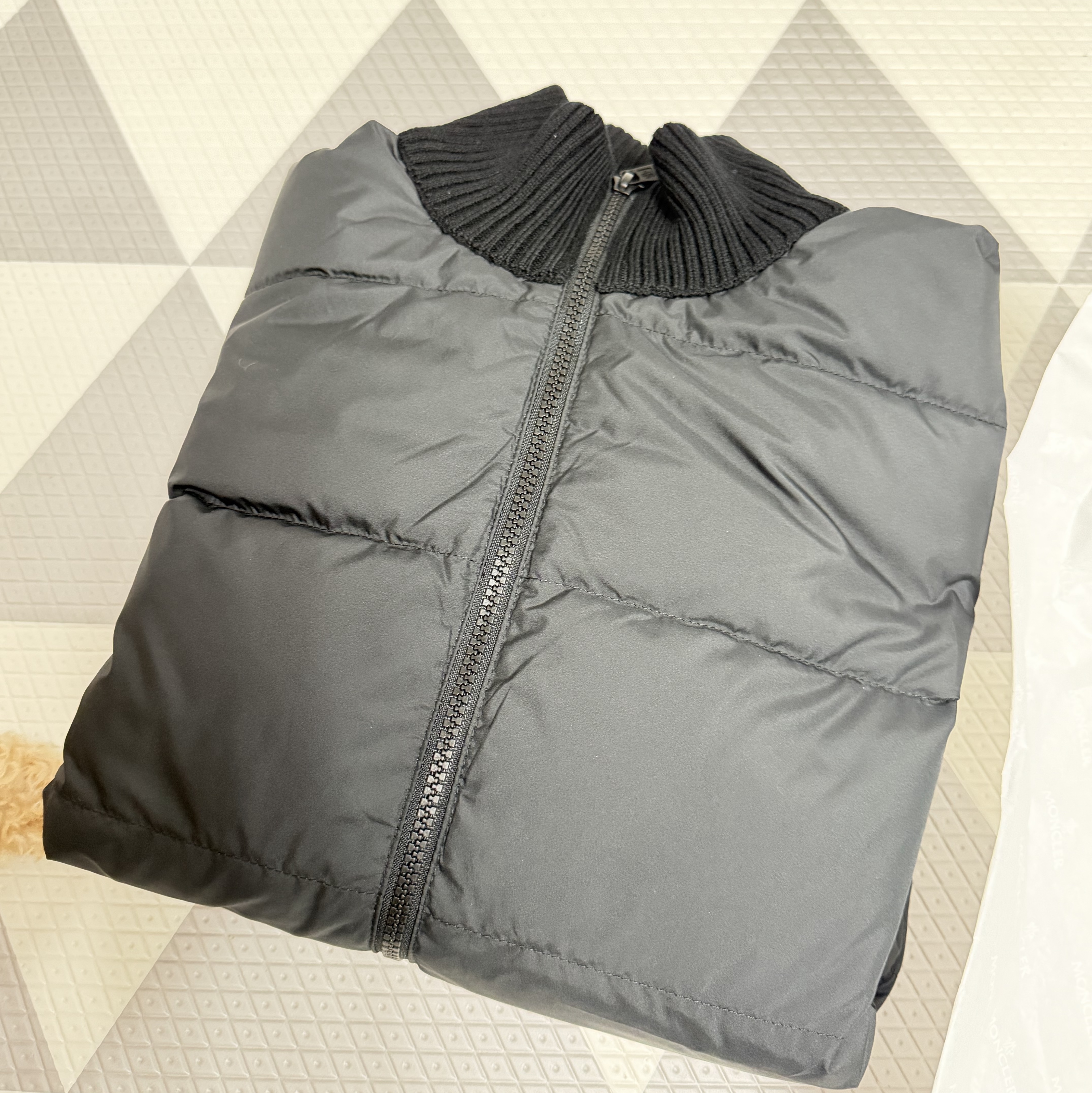 Moncler Padded Wool Zip Up Cardigan Black - 25FW 착용 스타일