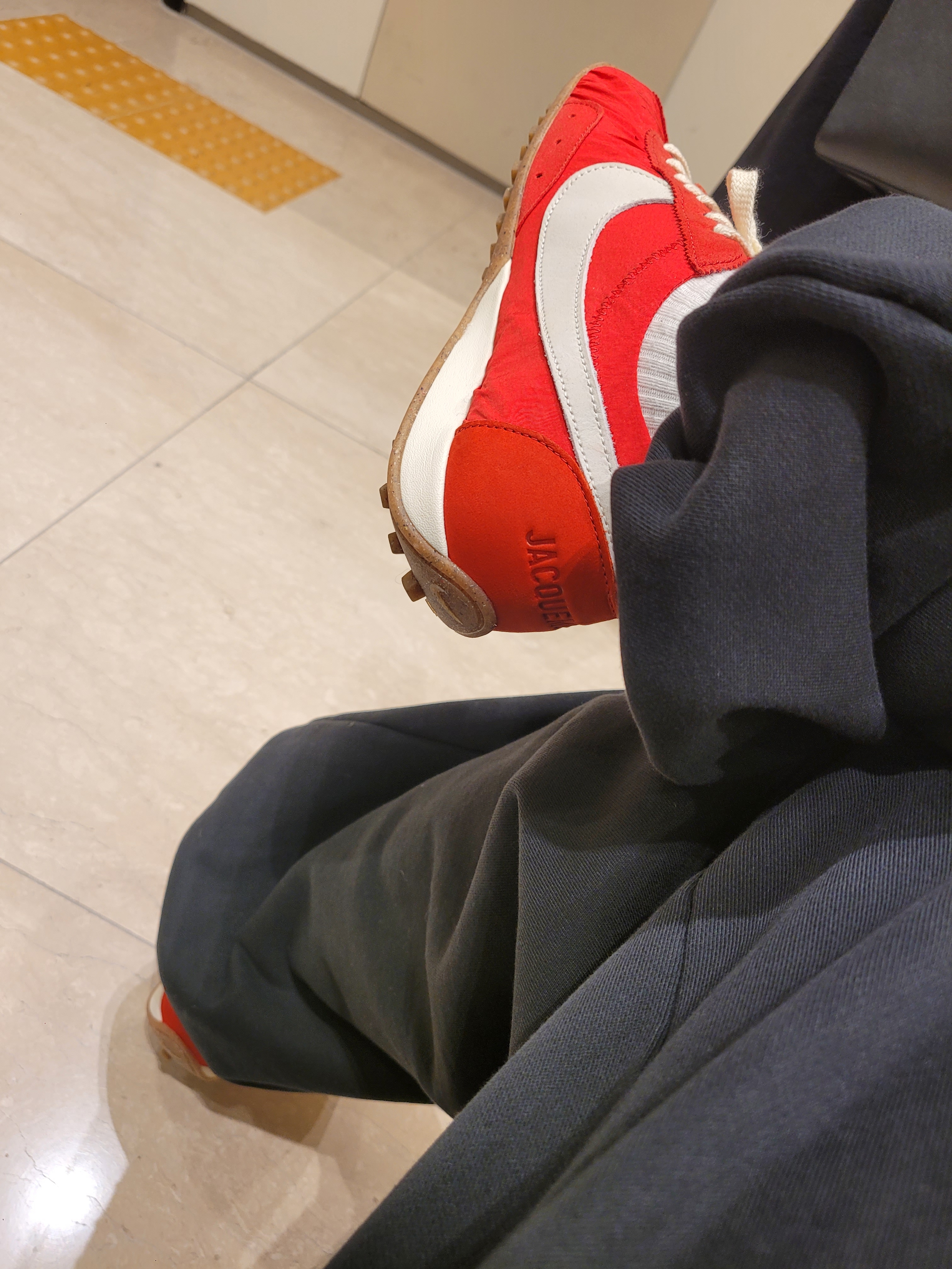 Nike x Jacquemus Moon Shoe SP University Red and Bicycle Yellow, Yeezy YZY Zip-Up Hoodie Navy 착용 스타일 - 2