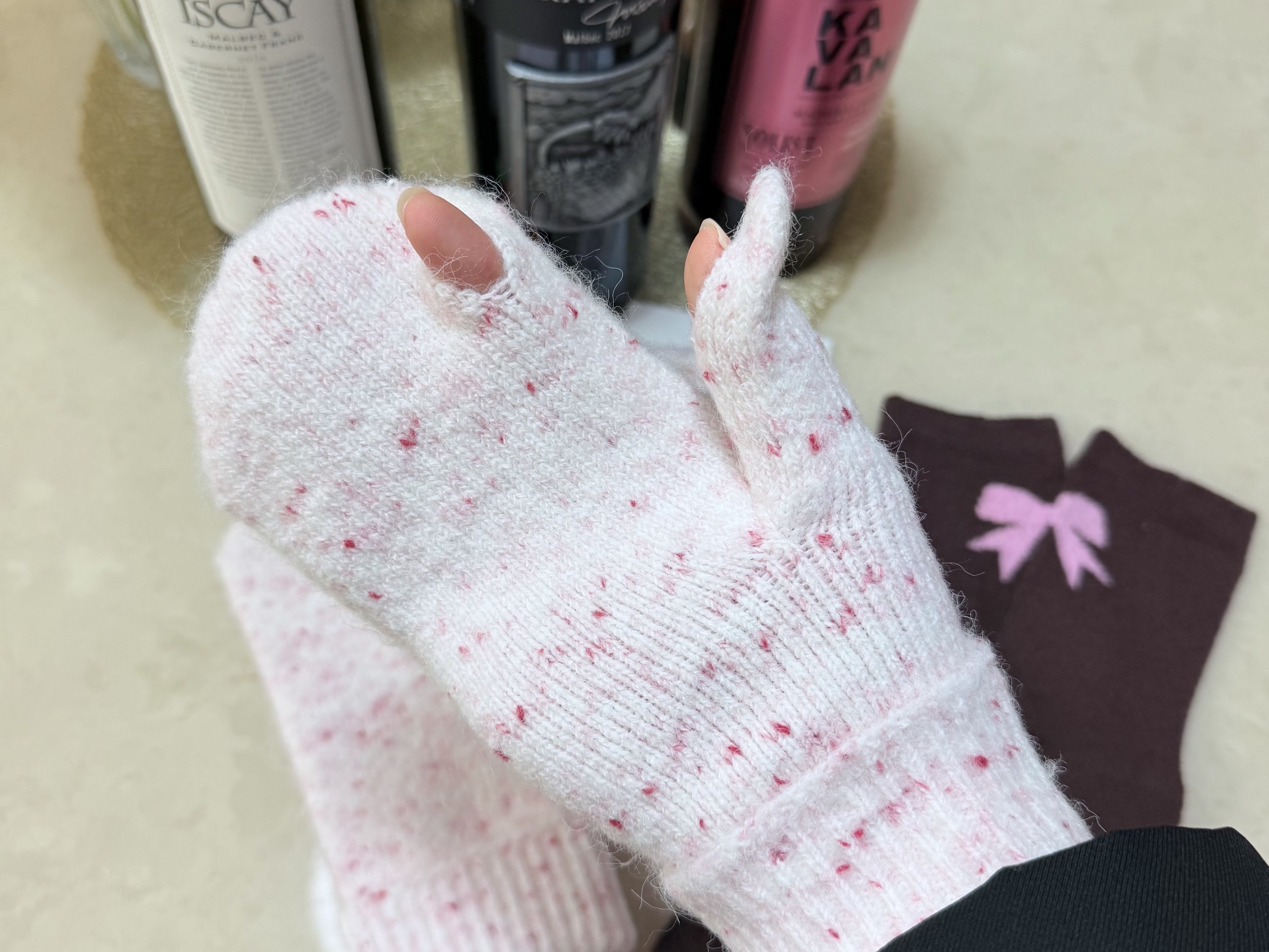 Allincomplete Dot Mitten Gloves White 착용 스타일 - 4