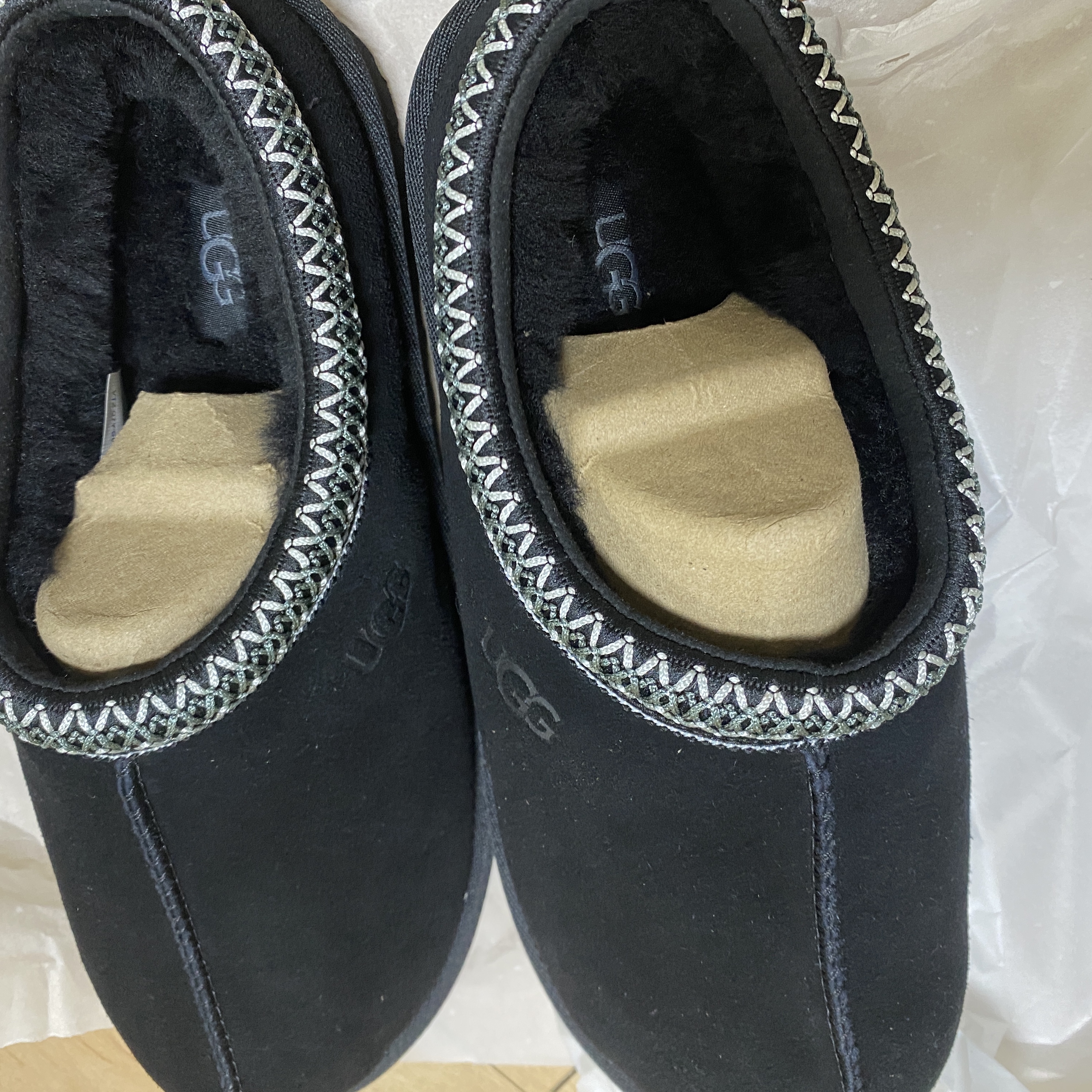 UGG Tasman II Slipper Black 착용 스타일