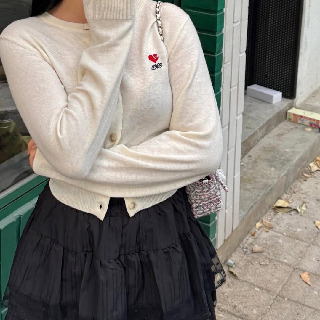 Express Holiday Merino Wool Blend Crop Cardigan Ivory, Express Holiday Merino Wool Blend Crop Cardigan Charcoal 착용 스타일 - 2