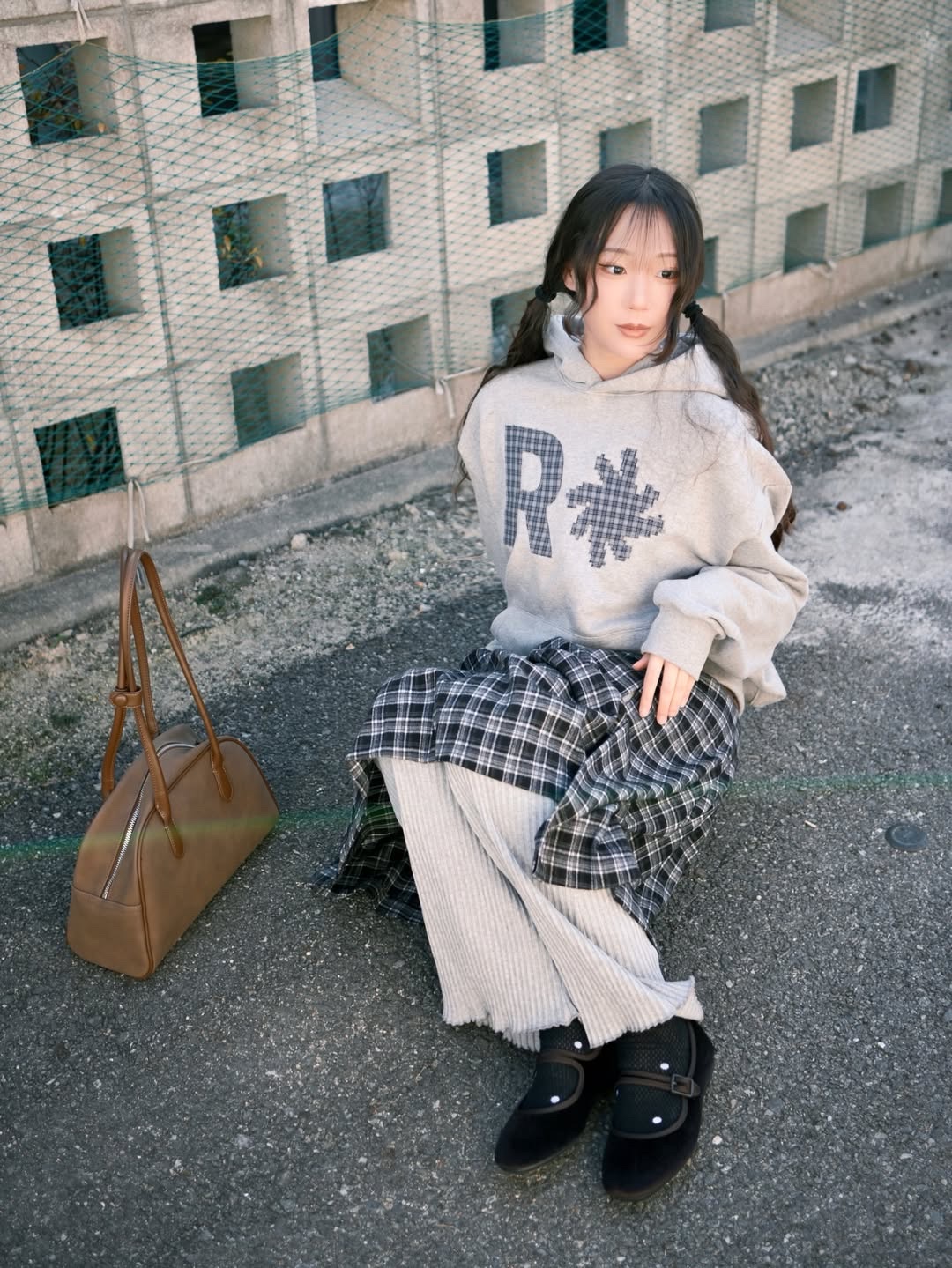 SLOW RECORD HOUSE Check Patch Hoodie Grey 착용 스타일 - 2