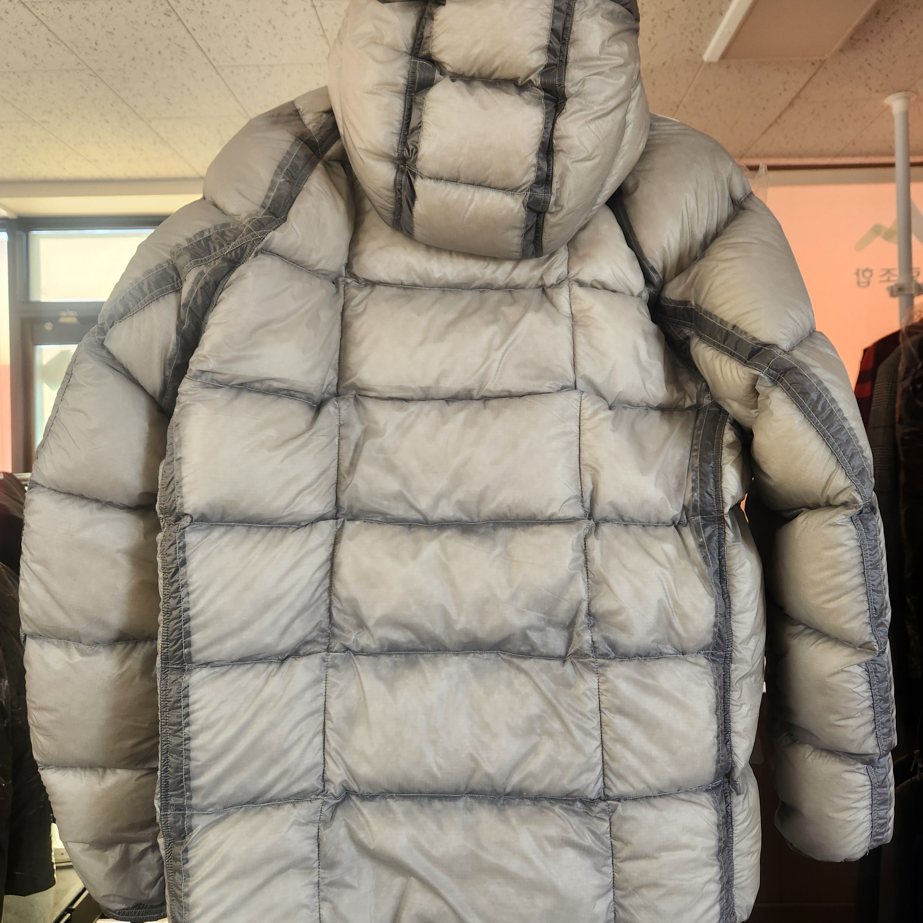 C.P. Company Korea Exclusive D.D. Shell Hooded Down Jacket Lunar Rock - 25FW 착용 스타일 - 2