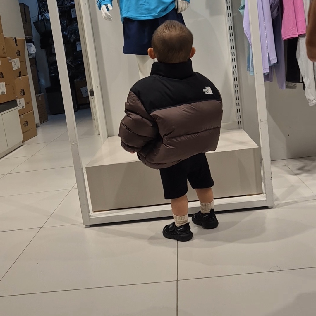 (TD) Jordan 1 Retro Low OG Mocha, (Kids) The North Face 1996 Eco Nuptse Down Jacket Black 착용 스타일 - 3