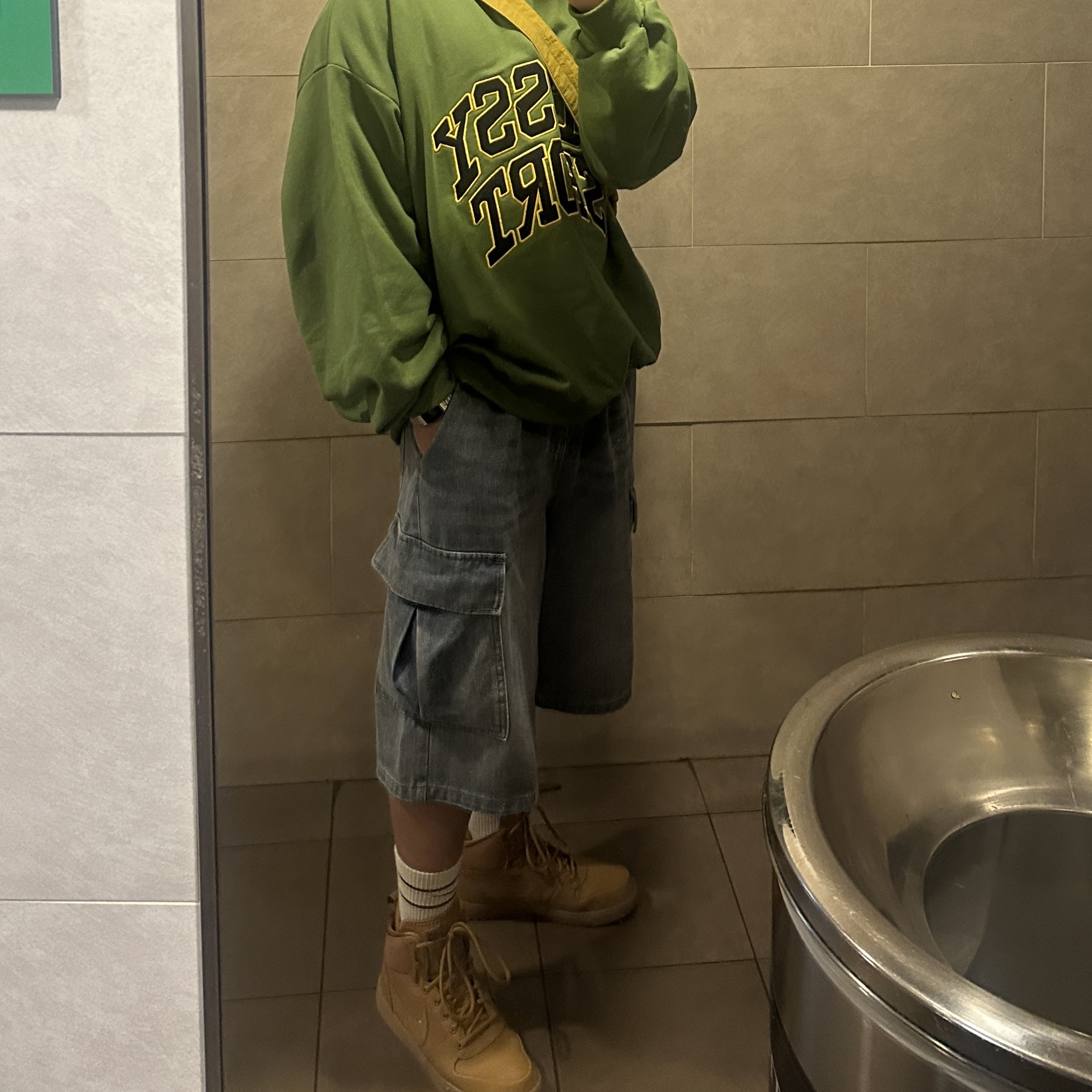 Stussy Relaxed Oversized Crew Green, Nike Court Borough Mid Winter Wheat 착용 스타일 - 1