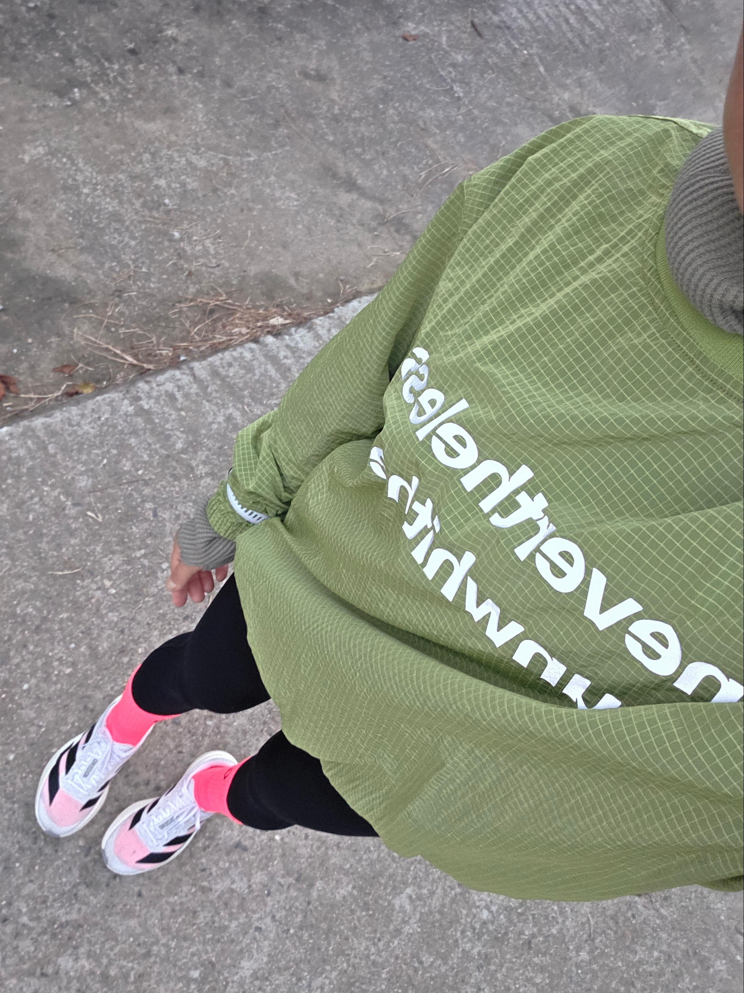 [KREAM 단독] runwhither Windbreaker MTM V2 Lime 착용 스타일