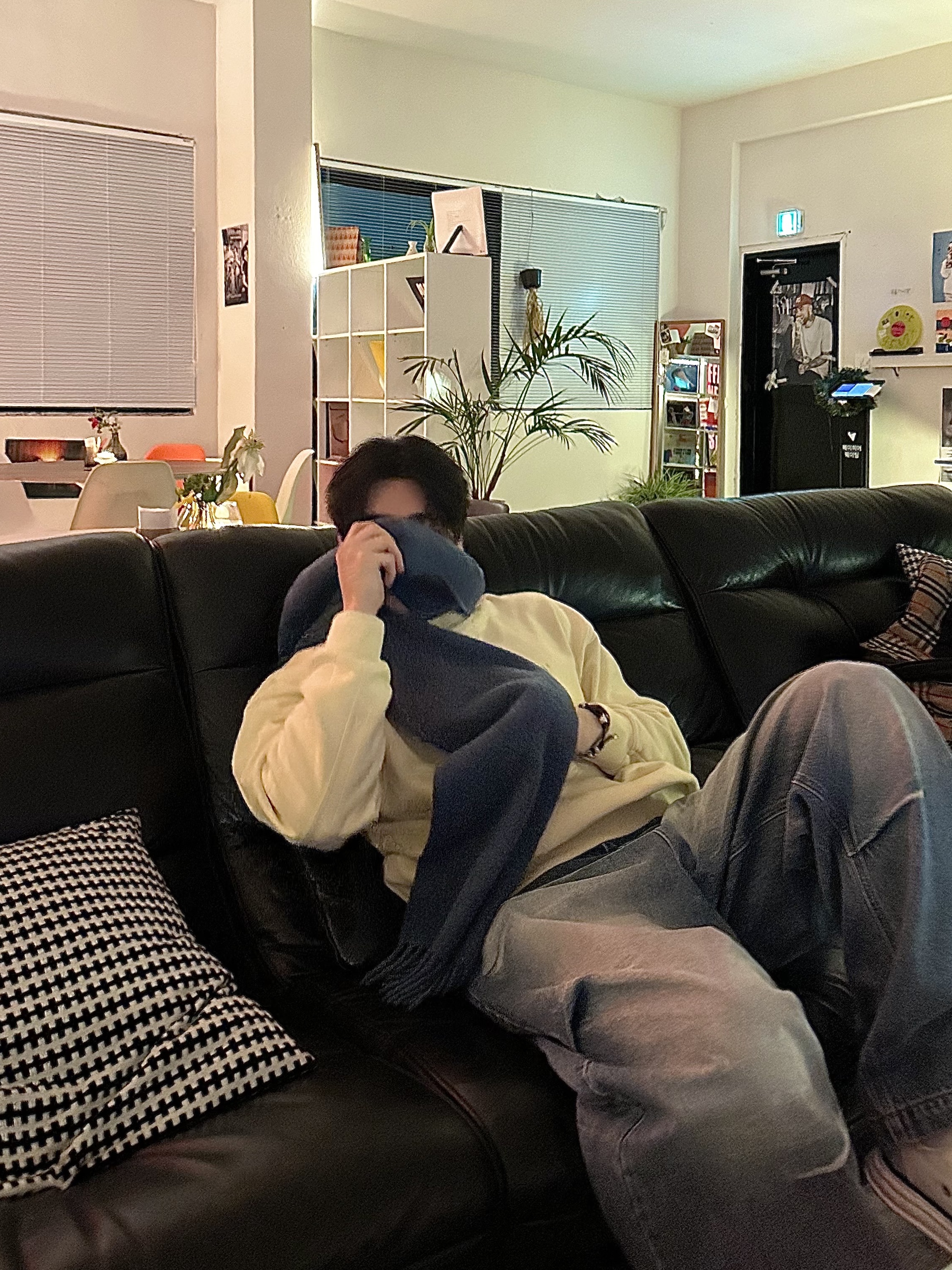 Acne Studios Narrow Wool Fringe Muffler Ocean Blue Melange, Maison Mihara Yasuhiro Peterson OG Sole Canvas Low Sneakers White 착용 스타일 - 2