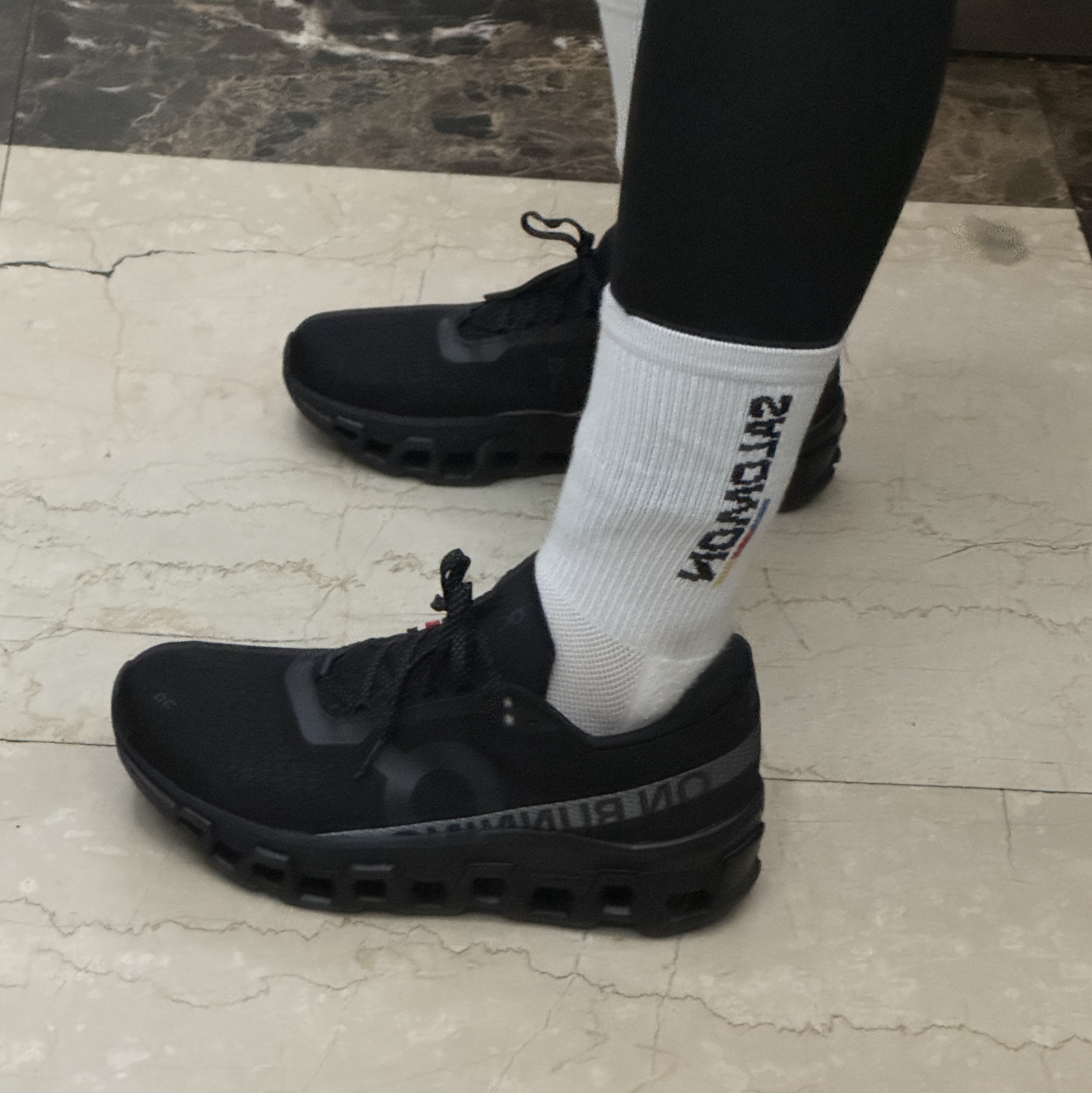 On Running Cloudmonster 2 Black 착용 스타일 - 3