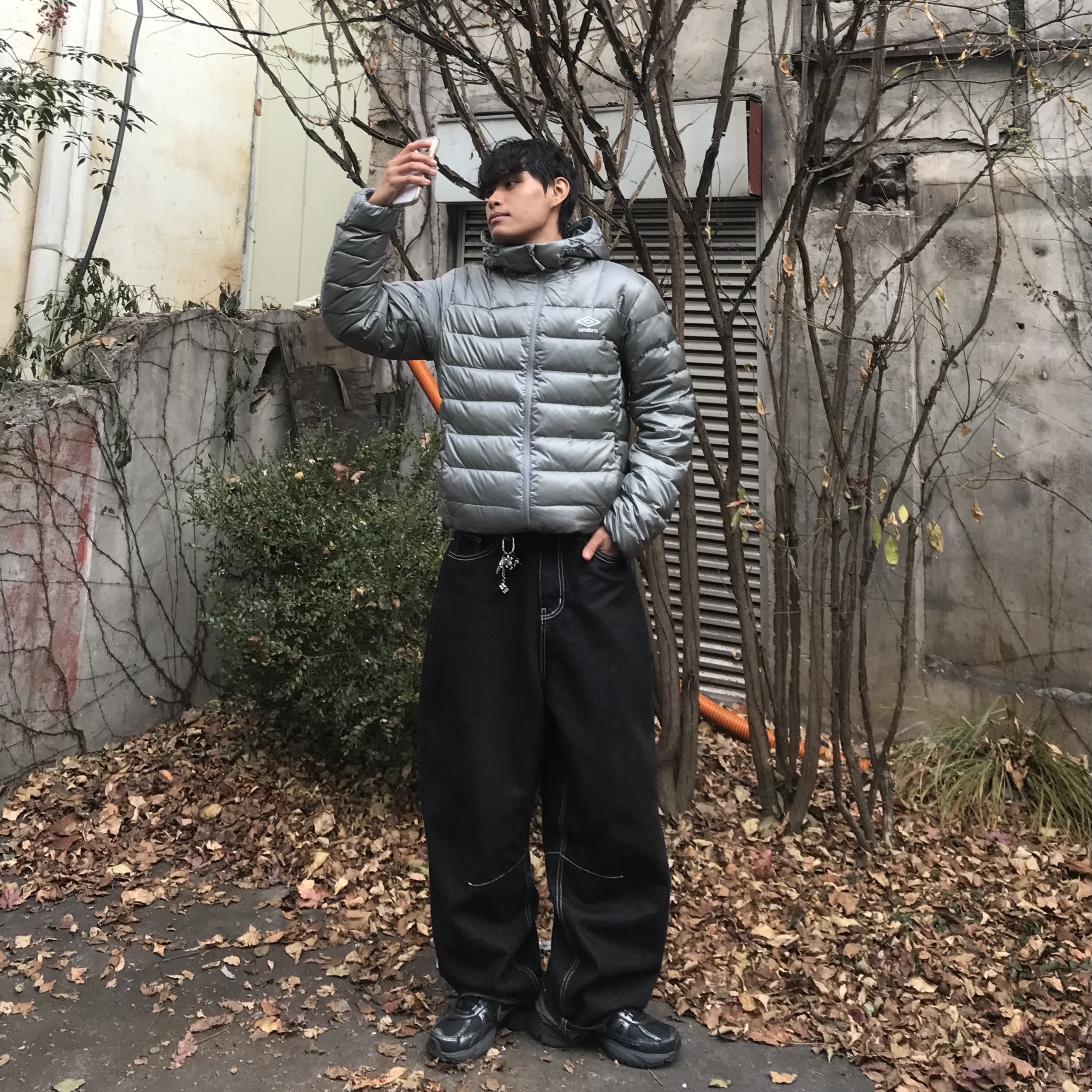 Umbro Featherflex Light Weight Hooded Down Jacket Grey Khaki, Nike V2K Run Black Anthracite 착용 스타일 - 1