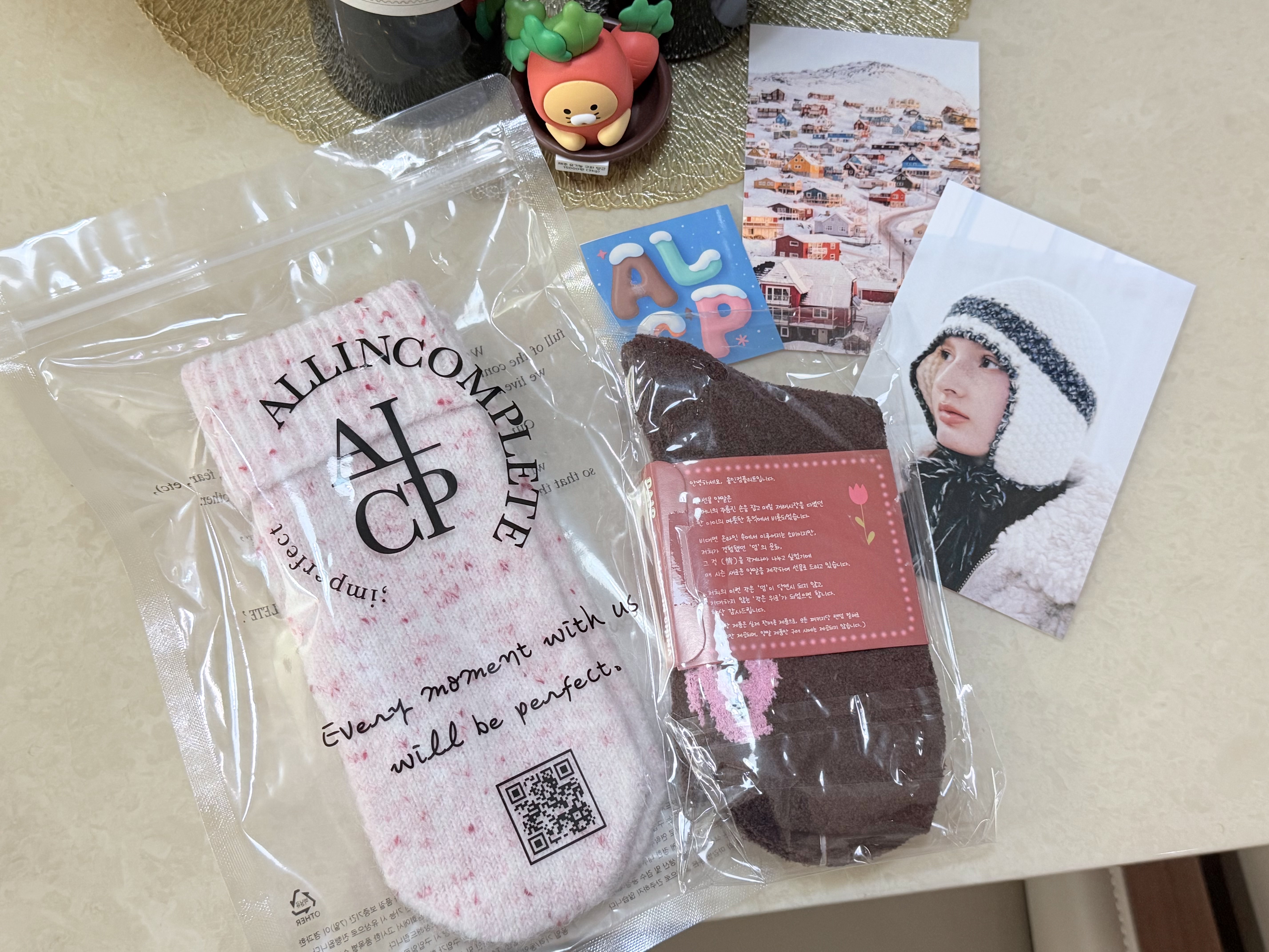 Allincomplete Dot Mitten Gloves White 착용 스타일 - 2