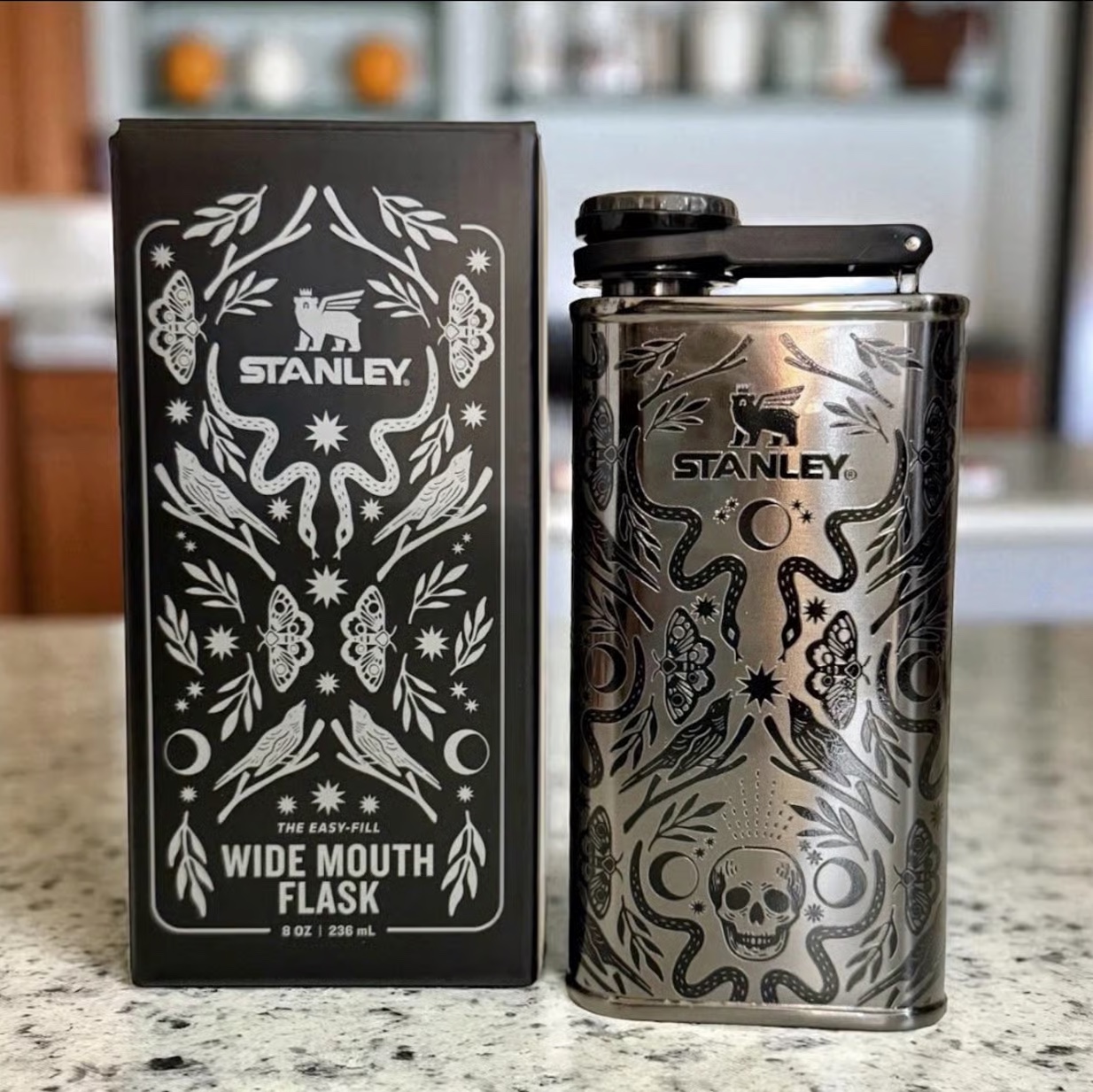 Stanley The Halloween Easy Fill Flask 236ml Deadly Damask 착용 스타일 - 1