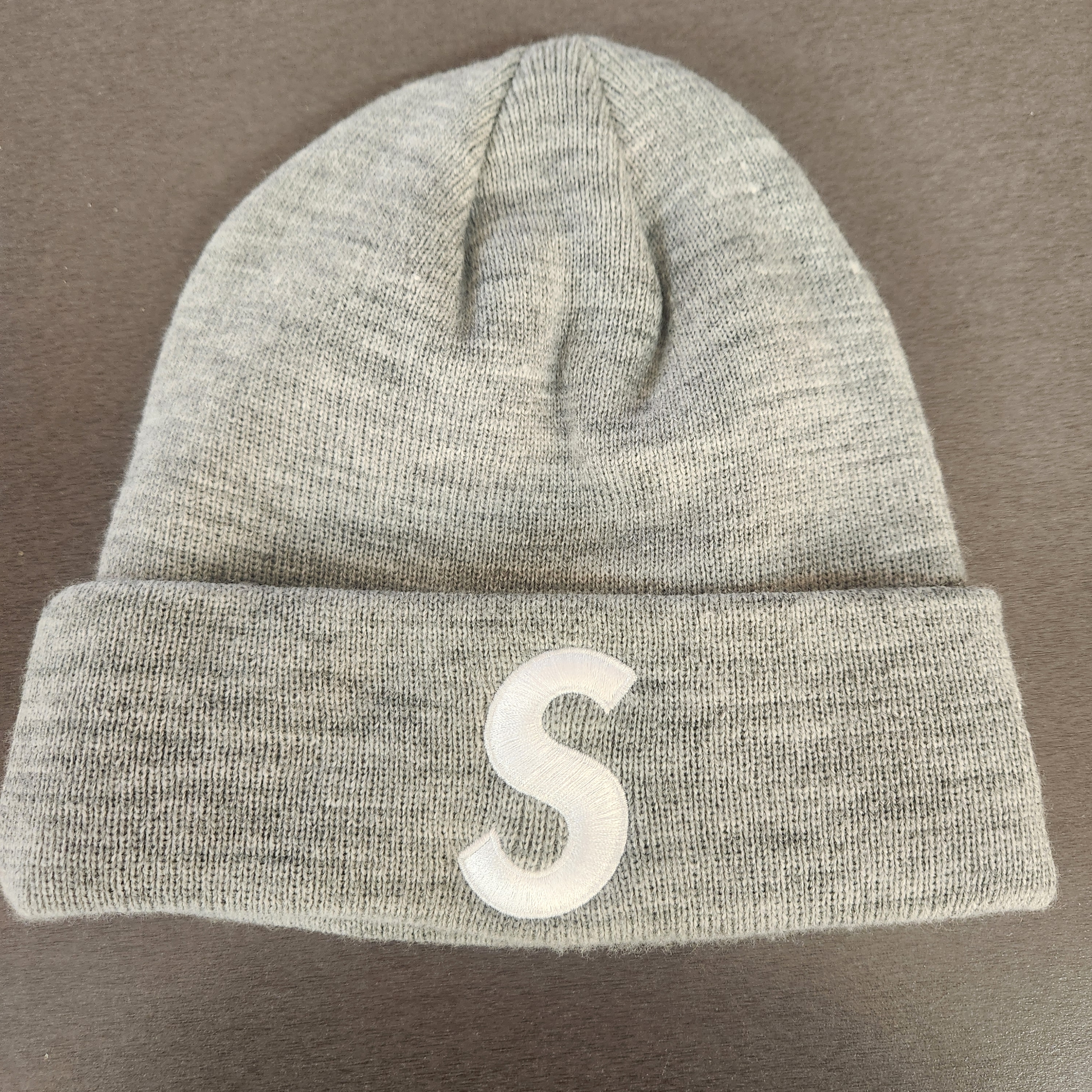 Supreme New Era S Logo Beanie Heather Grey - 23FW 착용 스타일 - 2