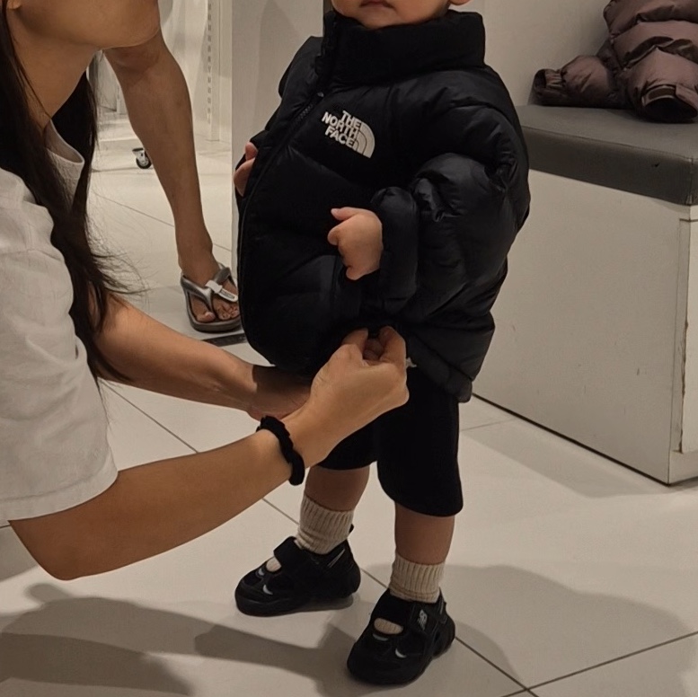 (TD) Jordan 1 Retro Low OG Mocha, (Kids) The North Face 1996 Eco Nuptse Down Jacket Black 착용 스타일 - 4