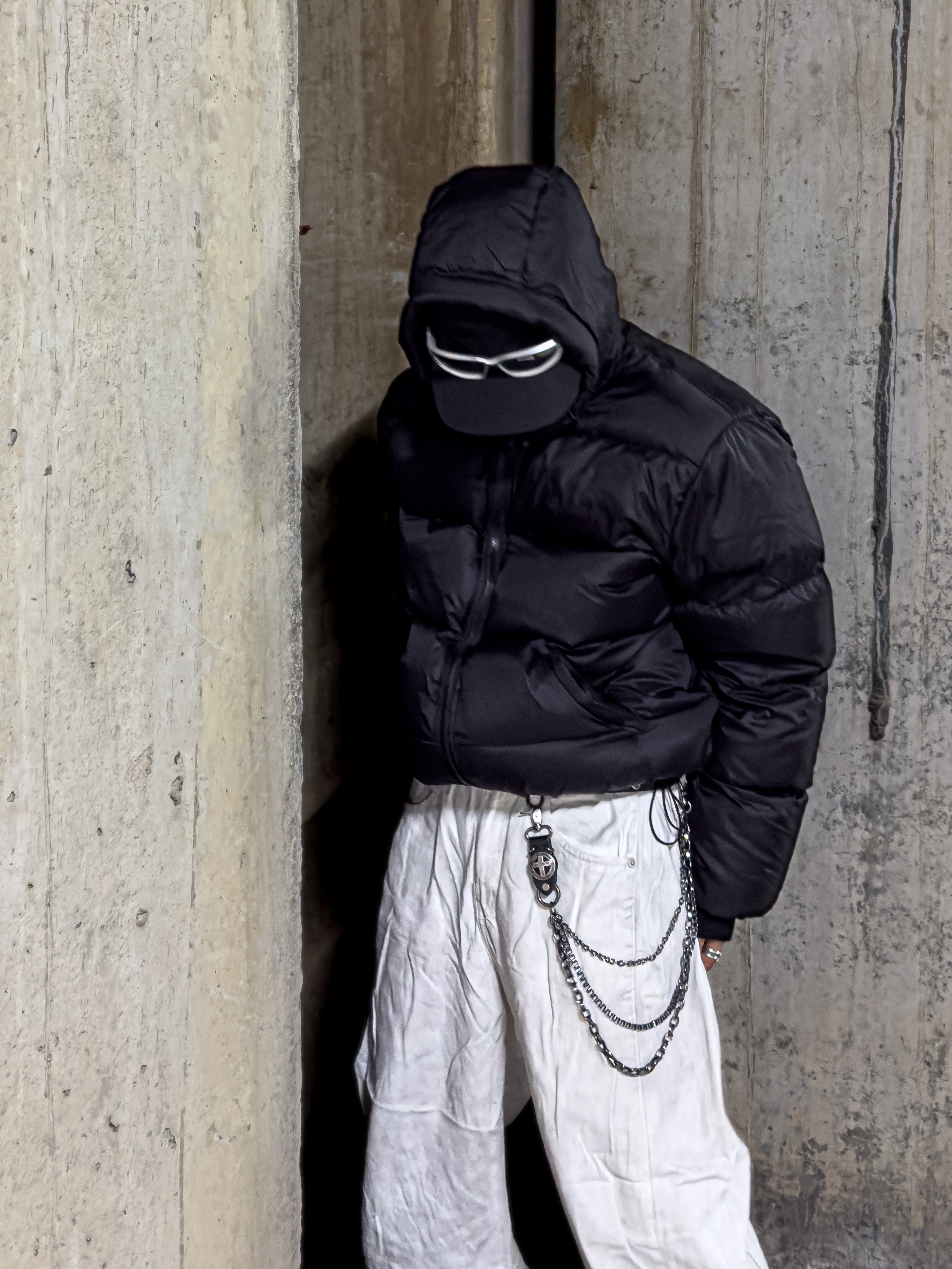 QT8 GARMENTS Duck Down Heavyweight Hoodie Jacket Black 착용 스타일 - 3