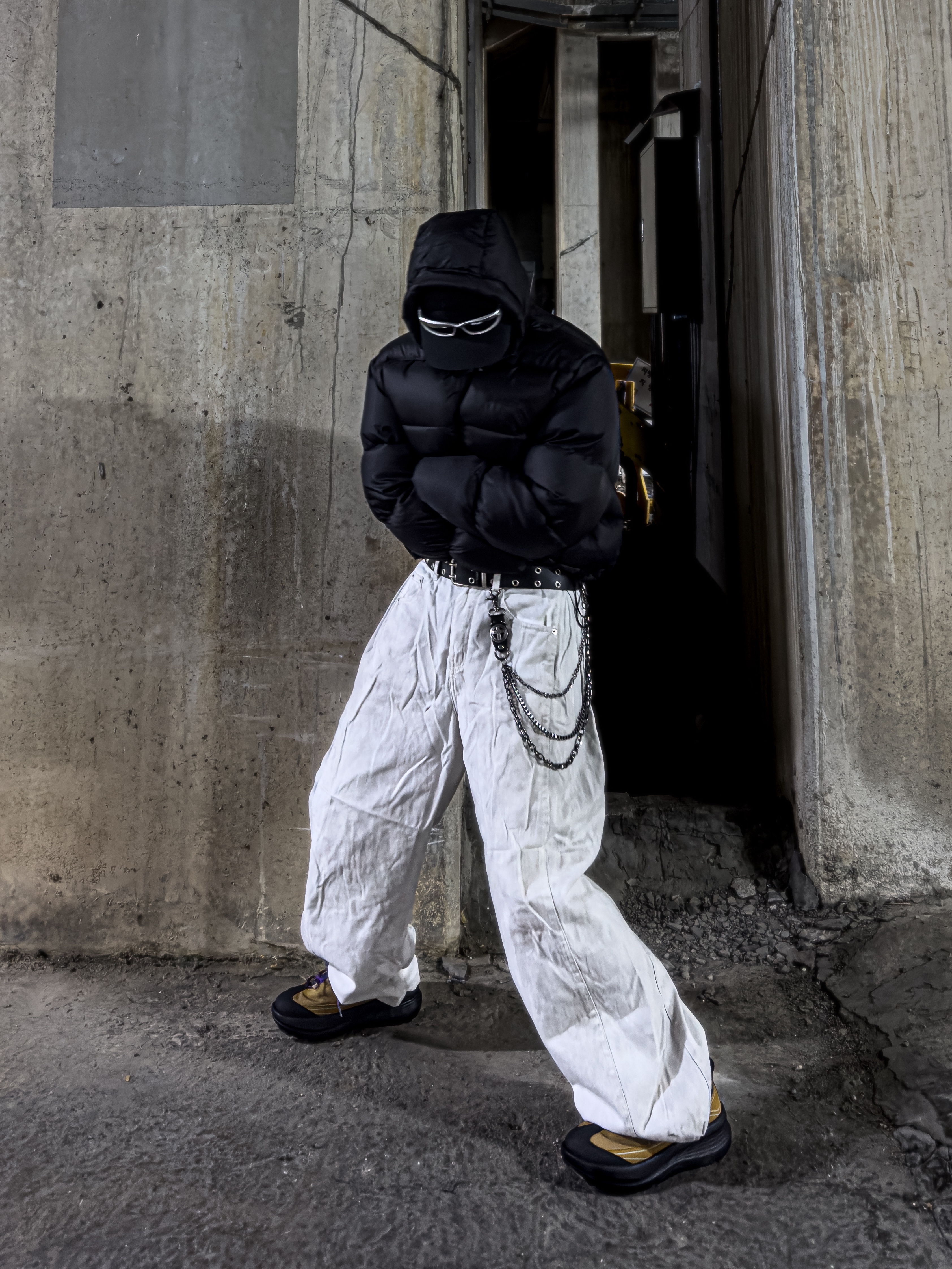 QT8 GARMENTS Duck Down Heavyweight Hoodie Jacket Black 착용 스타일 - 2