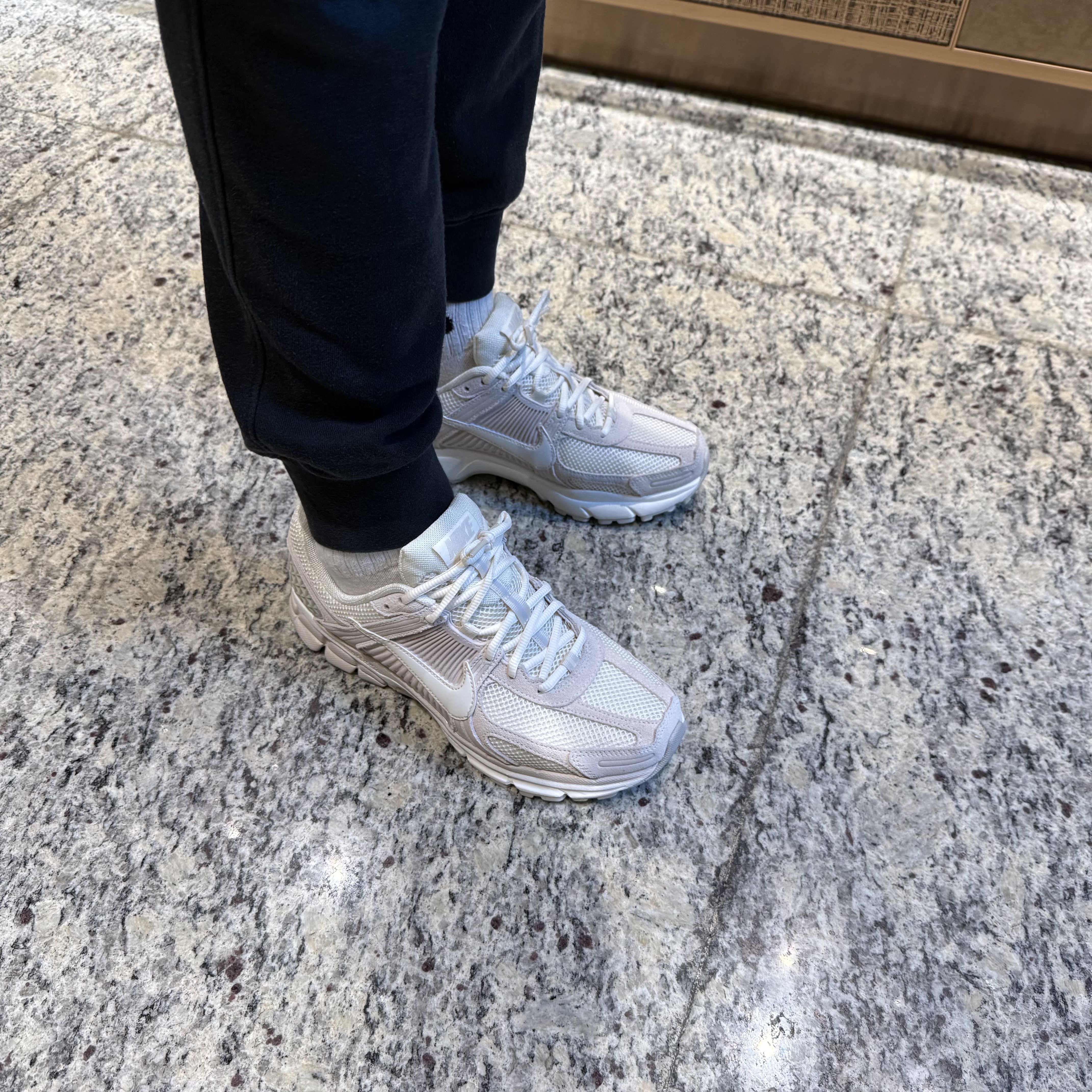 Nike Zoom Vomero 5 Light Orewood Brown 착용 스타일