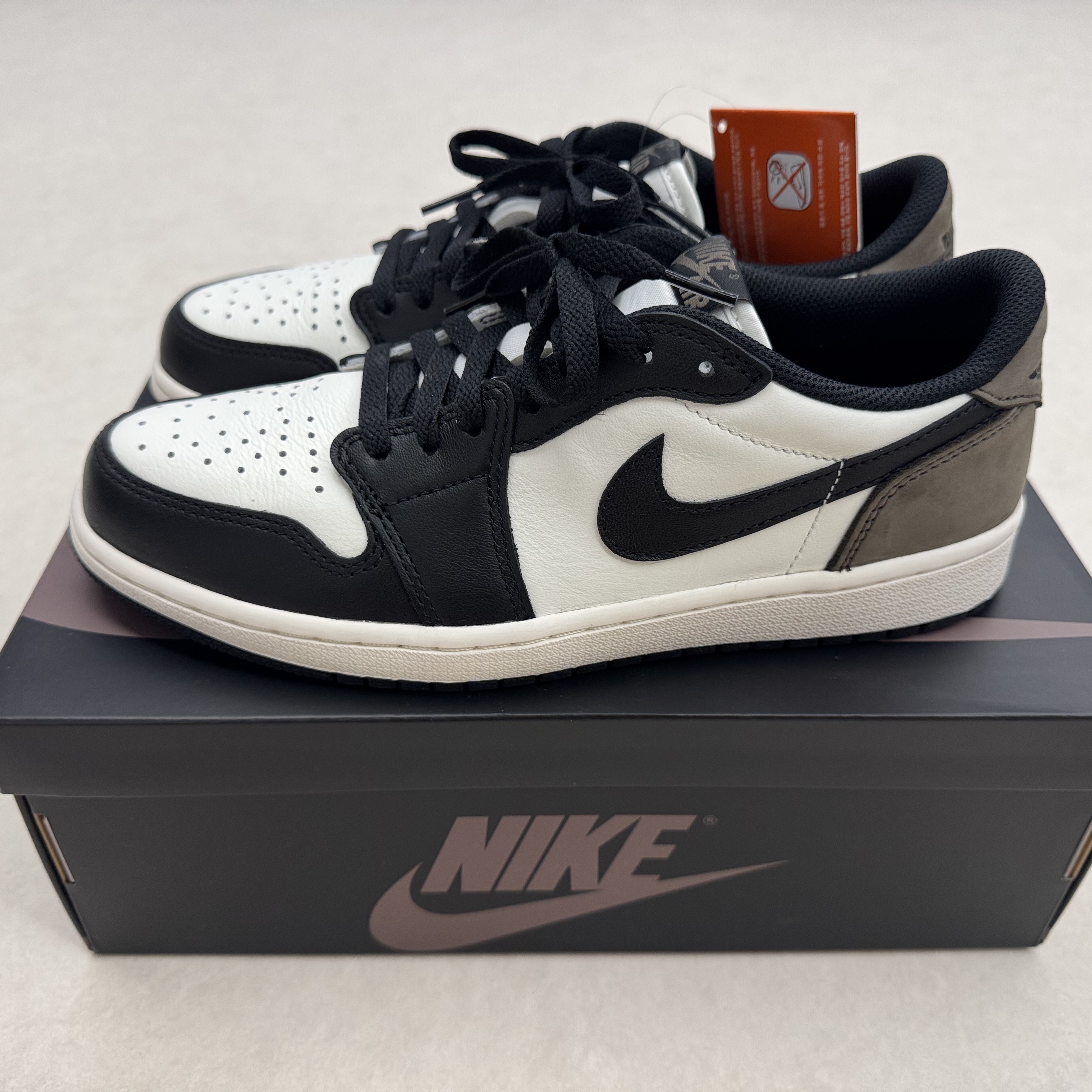 Jordan 1 Retro Low OG Mocha 착용 스타일 - 1