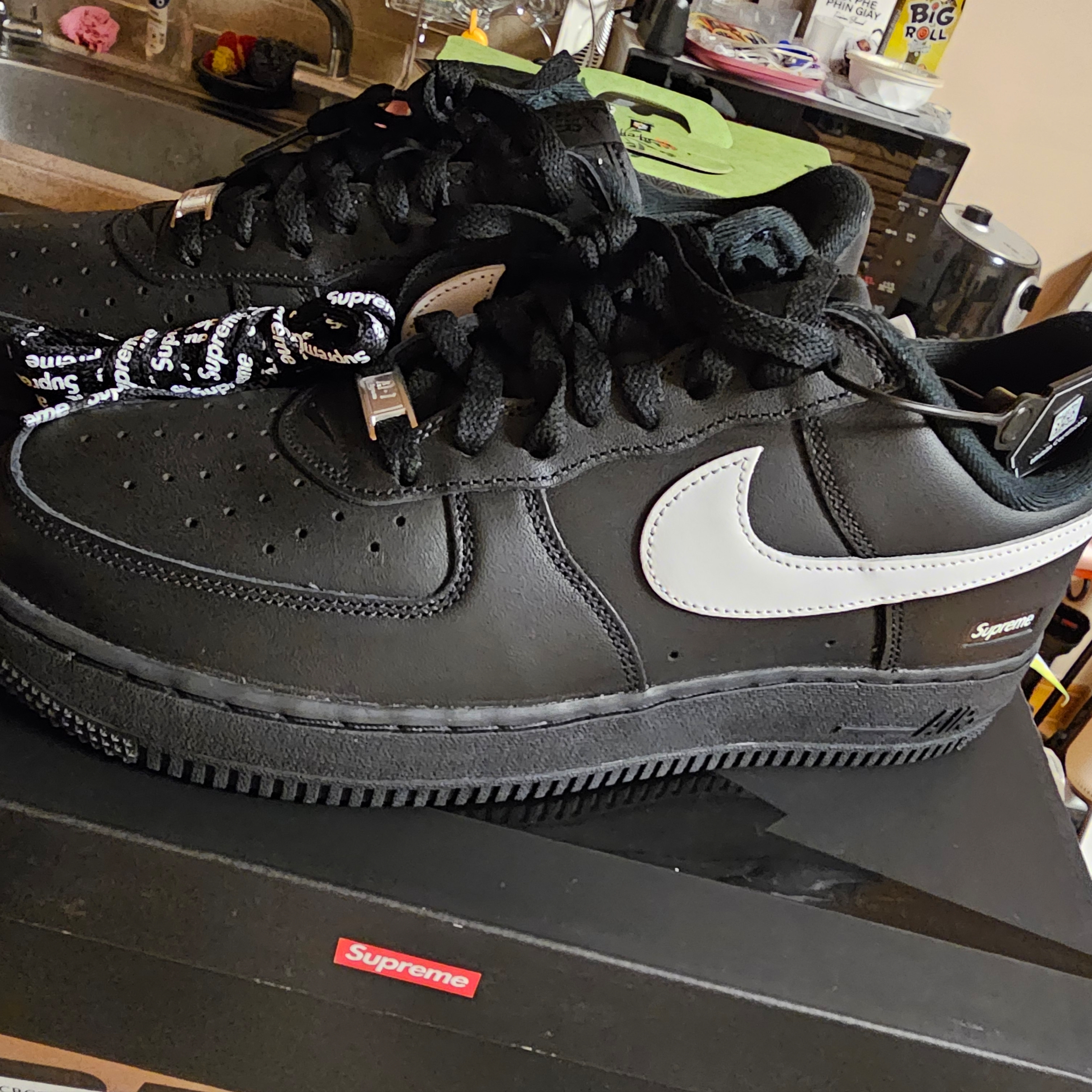 Nike x Supreme Air Force 1 Low Black 착용 스타일 - 2