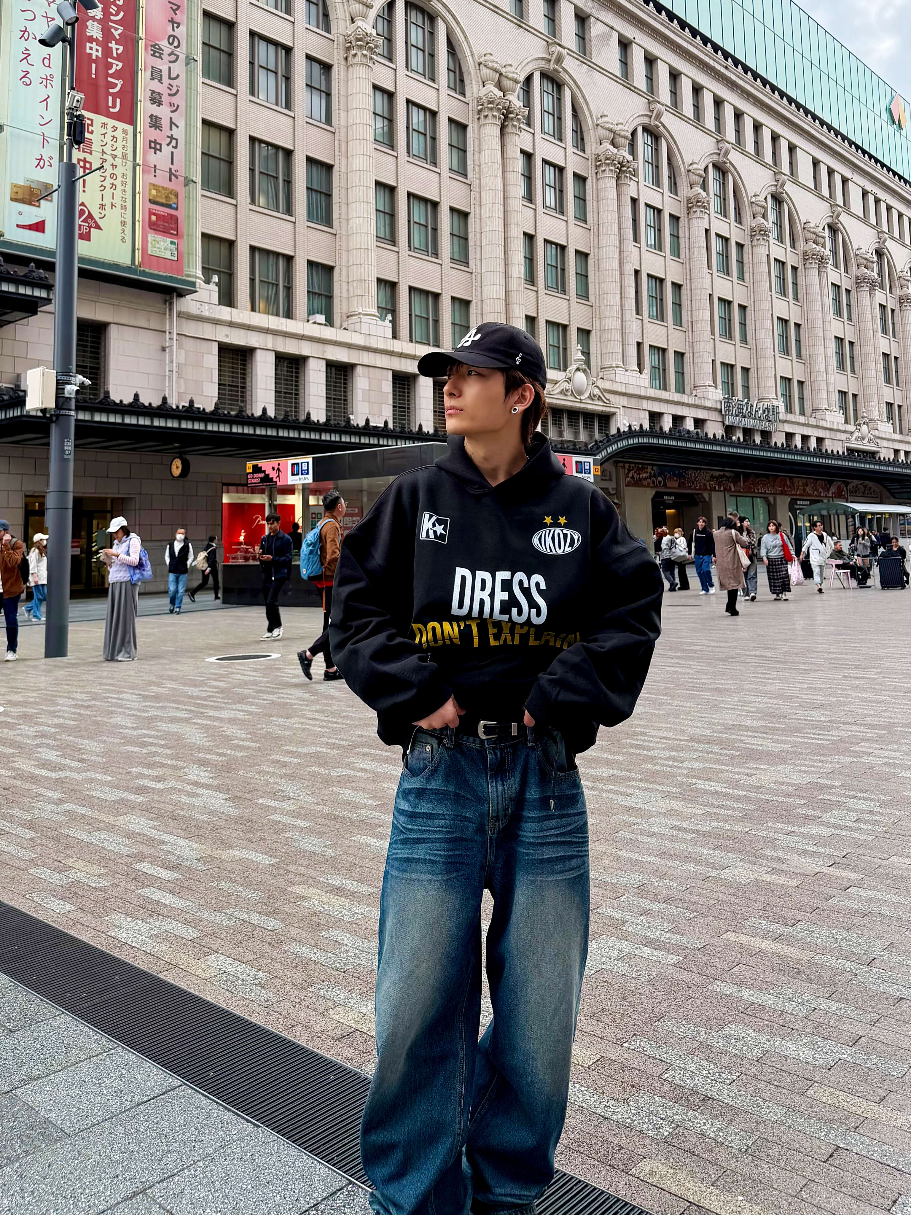 Kikozy Don't Explain Uniform Hoodie Black 착용 스타일