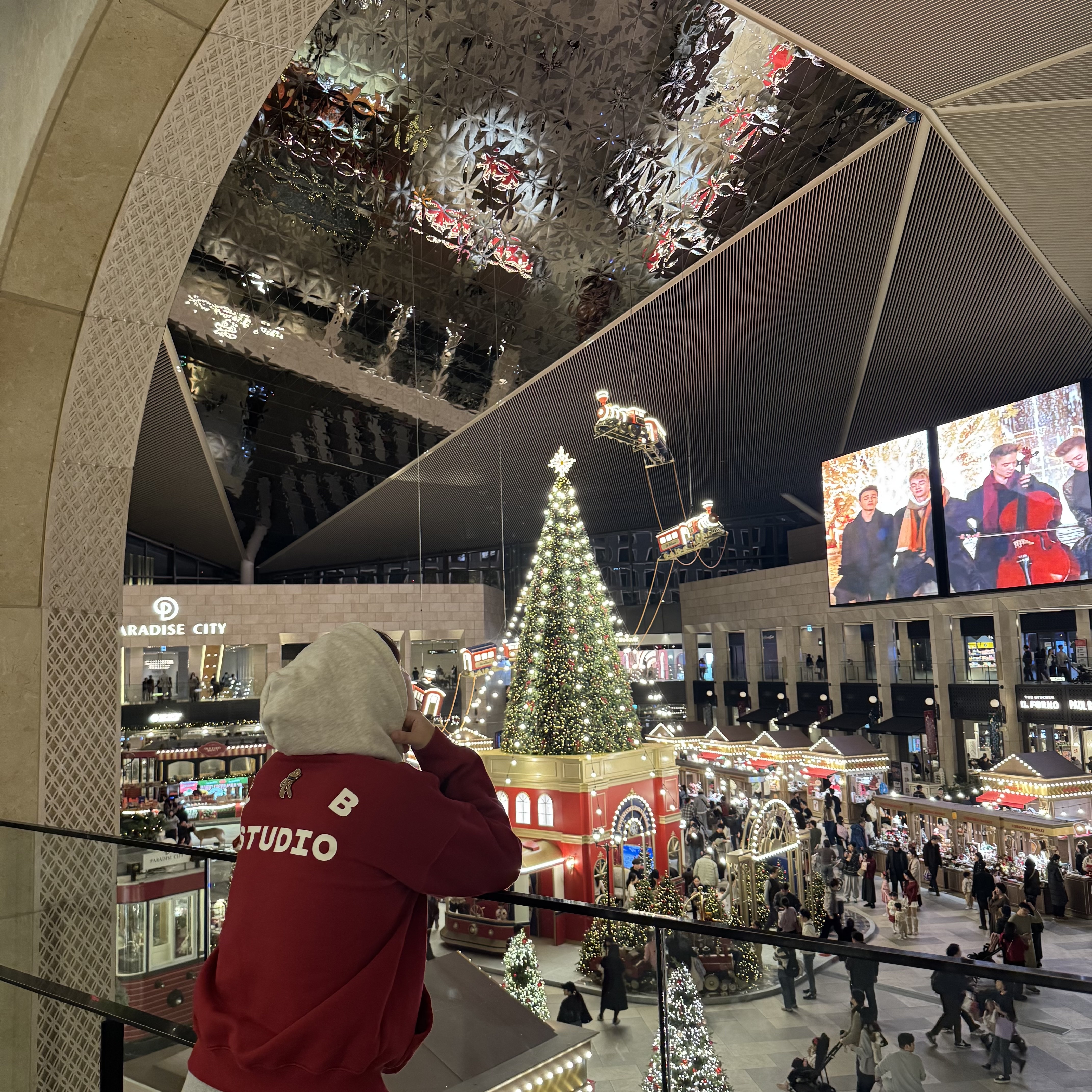 IAB Studio 24 Christmas Hoodie Burgundy Oatmeal 착용 스타일 - 1