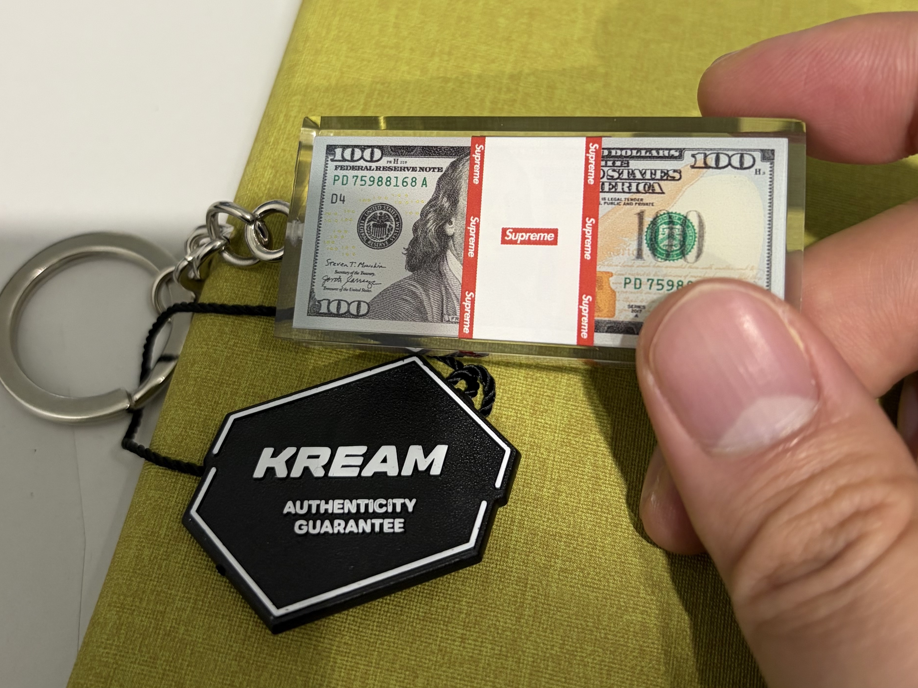 Supreme Cash Paperweight Keychain Multicolor - 24FW 착용 스타일 - 1