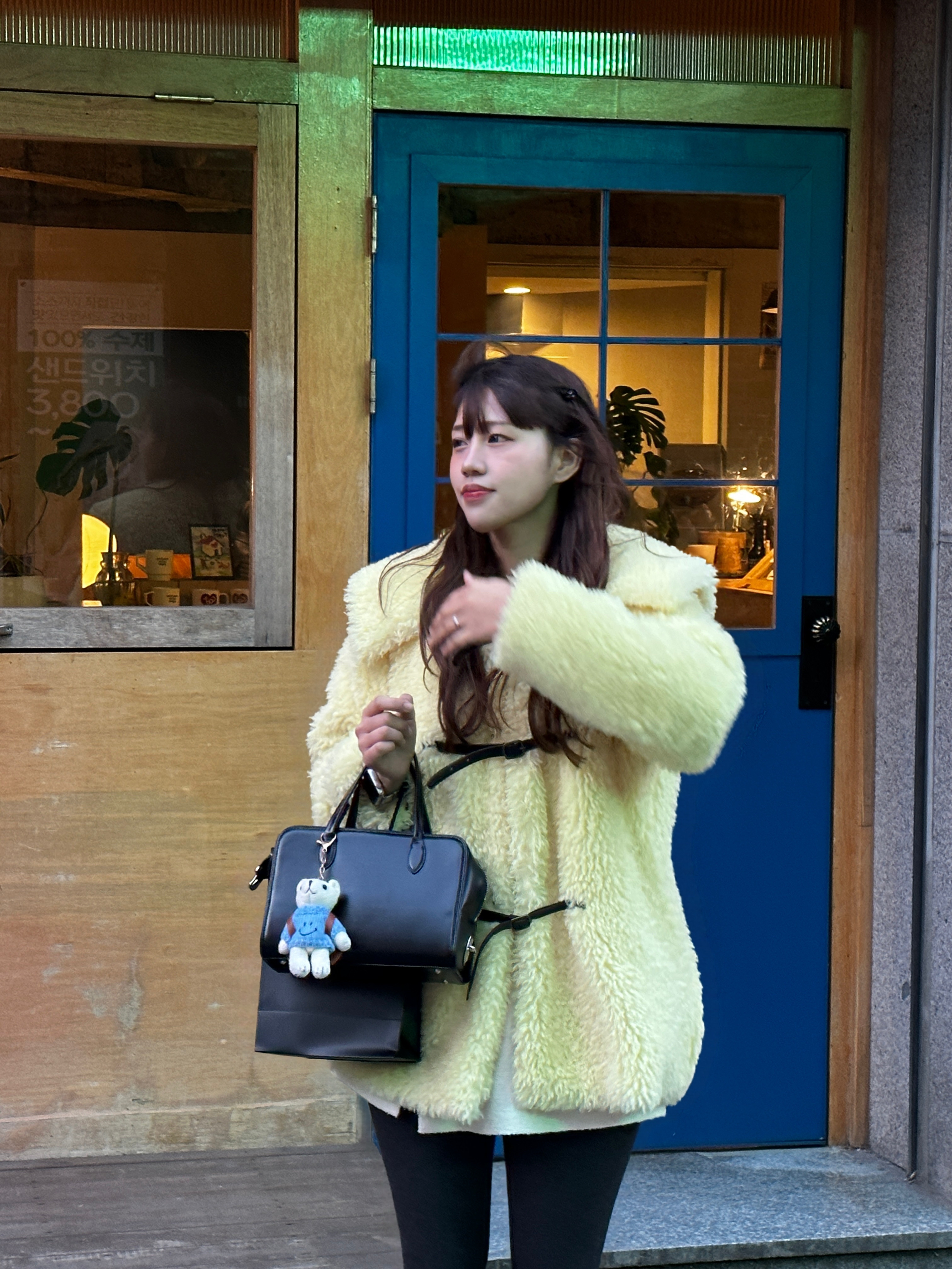Tout Y Est Sac Loquet Small Bag Black 착용 스타일