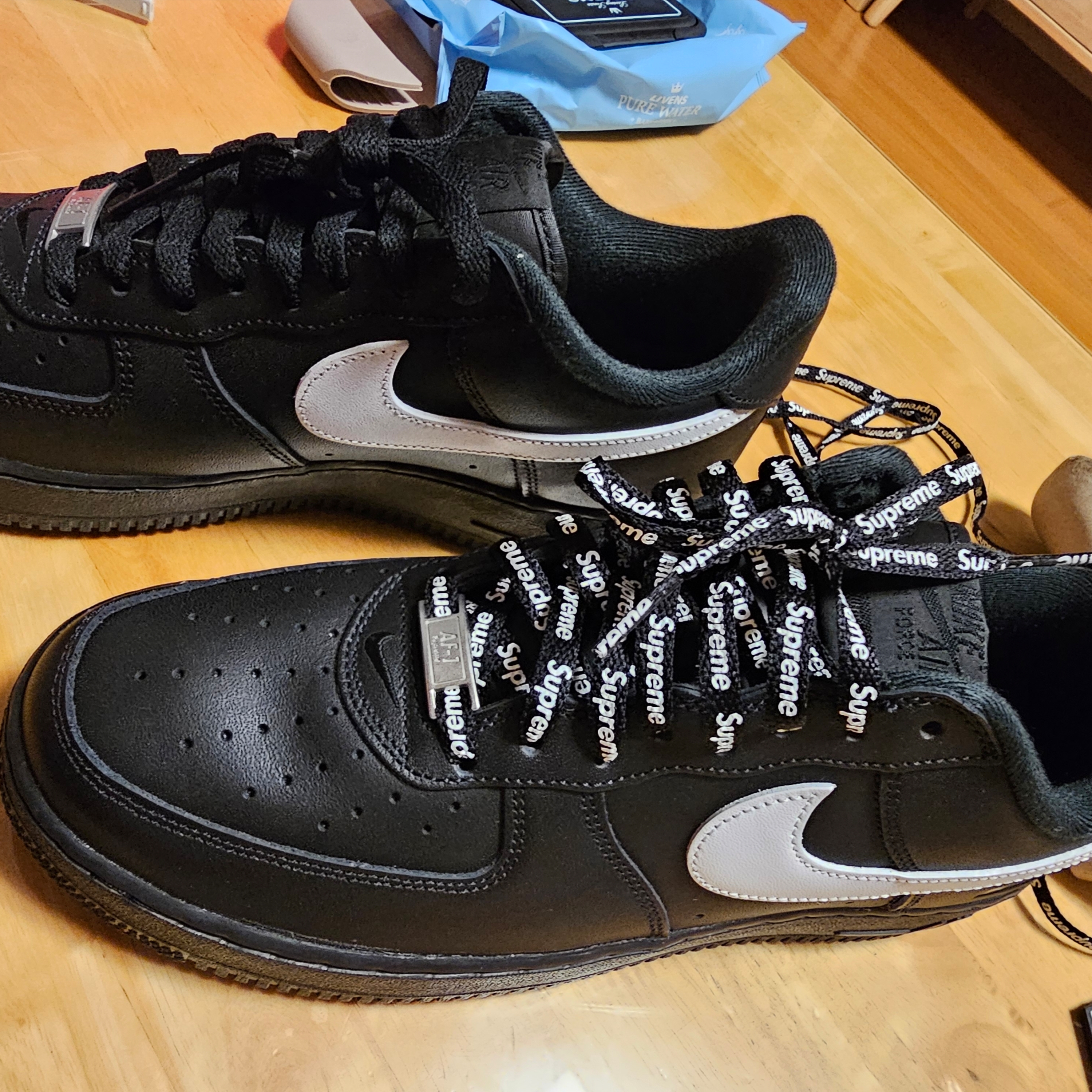 Nike x Supreme Air Force 1 Low Black 착용 스타일 - 3