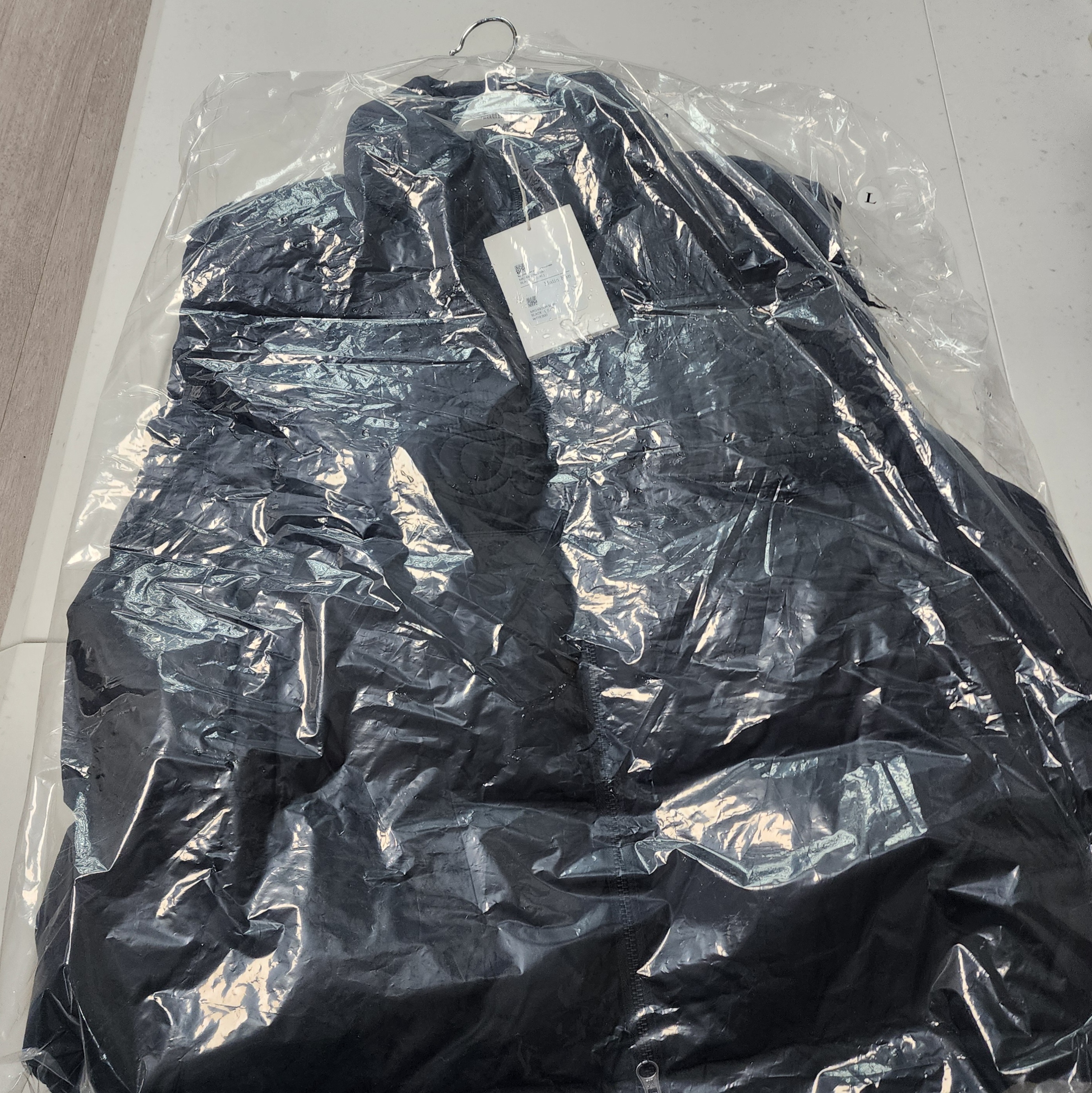 Matin Kim Big Logo Point Down Vest Black 착용 스타일