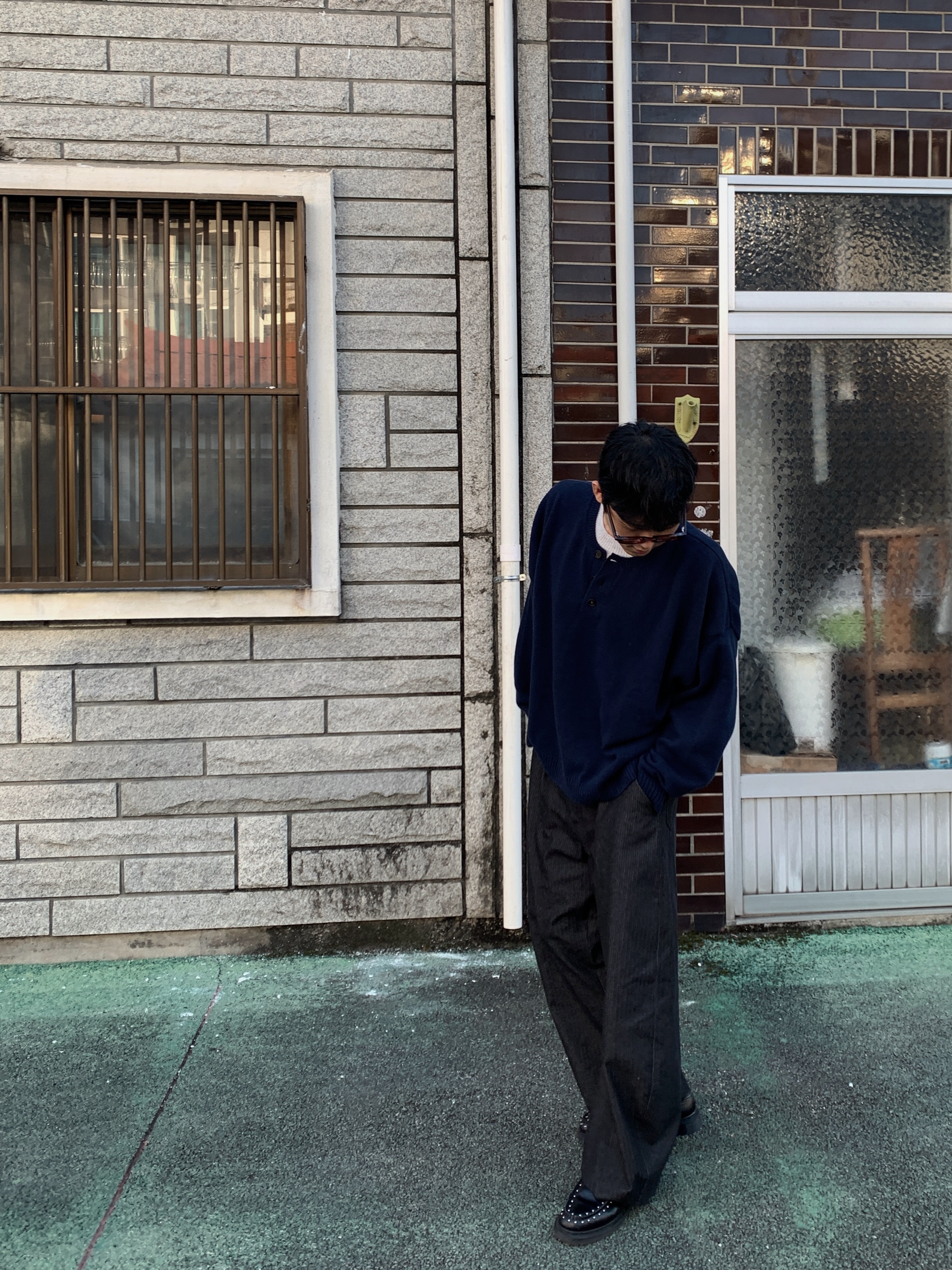 MJD Contrast Neck Cash Crop Knit Navy, Dr. Martens x Supreme Studded Penton Loafers Black - 25SS 착용 스타일 - 4