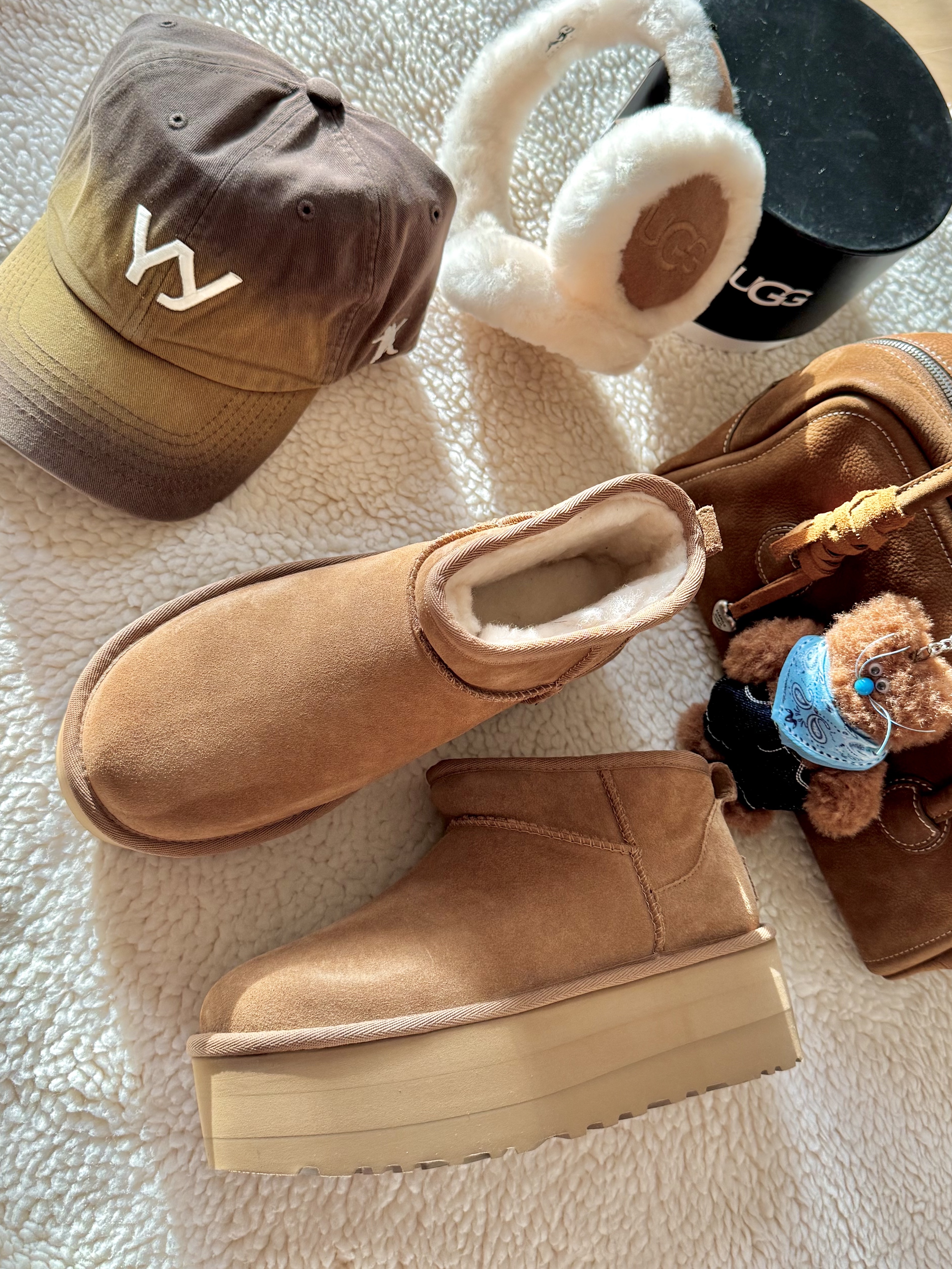 (W) UGG Classic Ultra Mini Platform Boots Chestnut, (W) UGG Embroidered Logo Earmuff Chestnut 착용 스타일 - 1