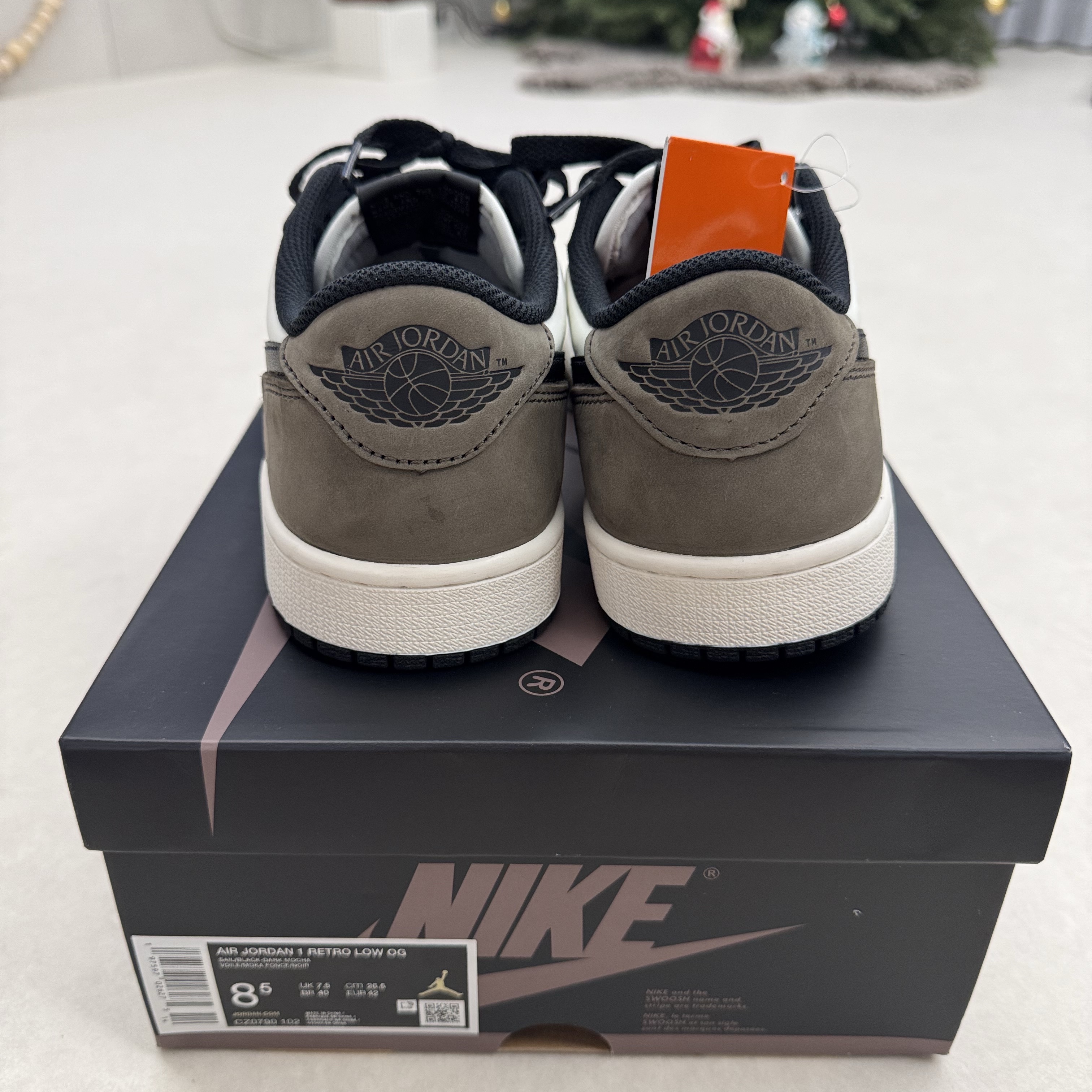 Jordan 1 Retro Low OG Mocha 착용 스타일 - 4