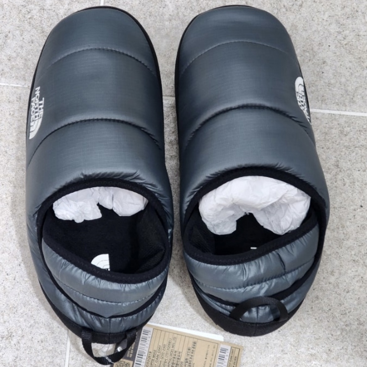 The North Face Nuptse Mule Dark Gray, The North Face Nuptse Mule Black 착용 스타일 - 1