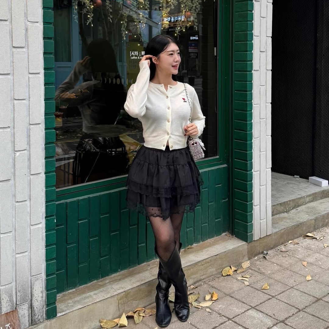 Express Holiday Merino Wool Blend Crop Cardigan Ivory, Express Holiday Merino Wool Blend Crop Cardigan Charcoal 착용 스타일 - 1