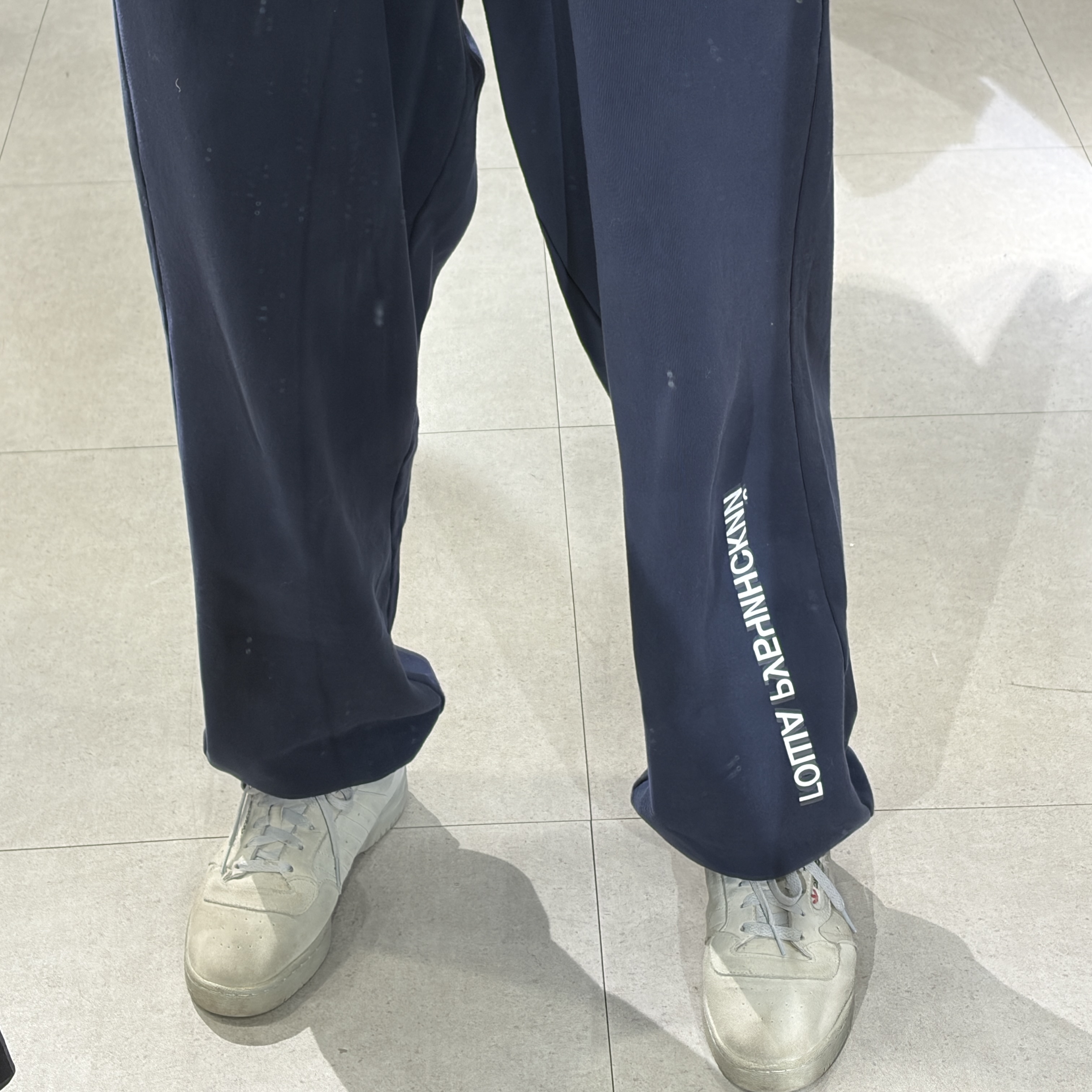 Gosha Rubchinskiy Relaxed Fit Sweatpants Navy 착용 스타일