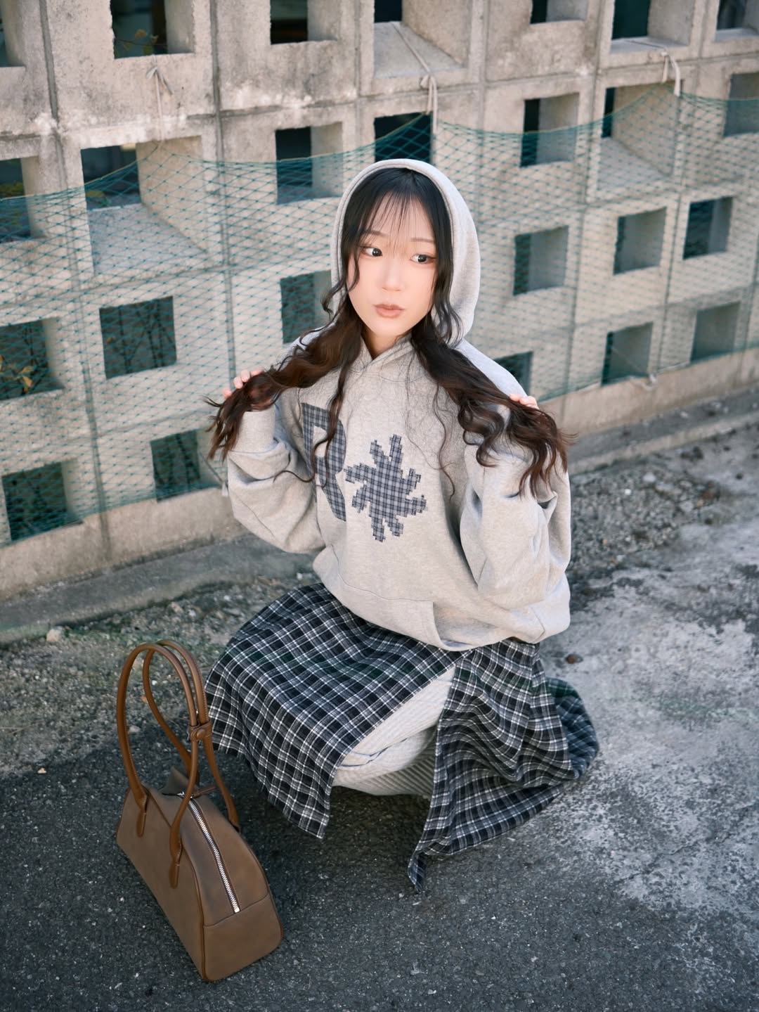 SLOW RECORD HOUSE Check Patch Hoodie Grey 착용 스타일 - 3