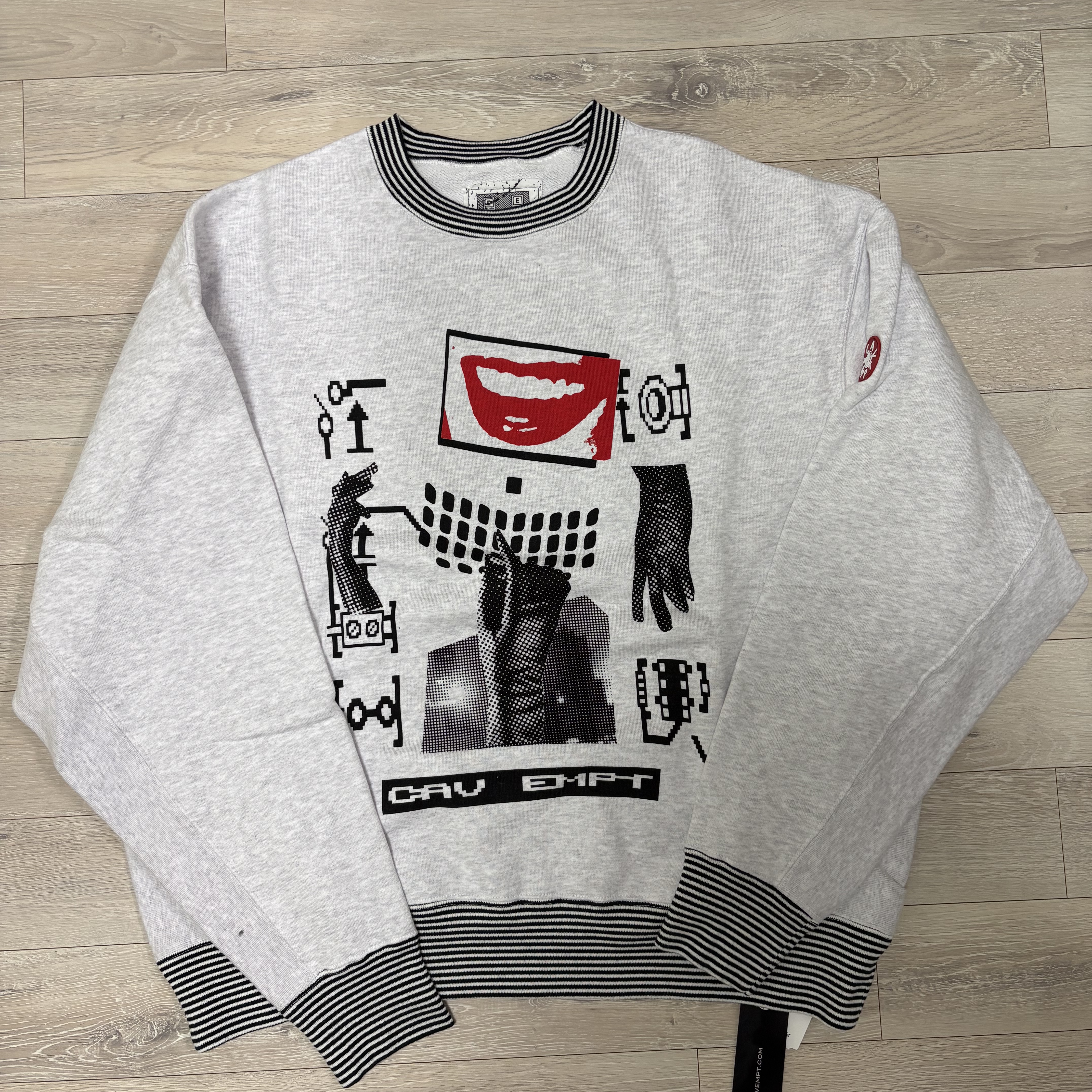 Cav Empt Lips Display Crew Neck Grey - 25FW, A.Presse Washed Denim Wide Pants Indigo - 25FW 착용 스타일 - 1