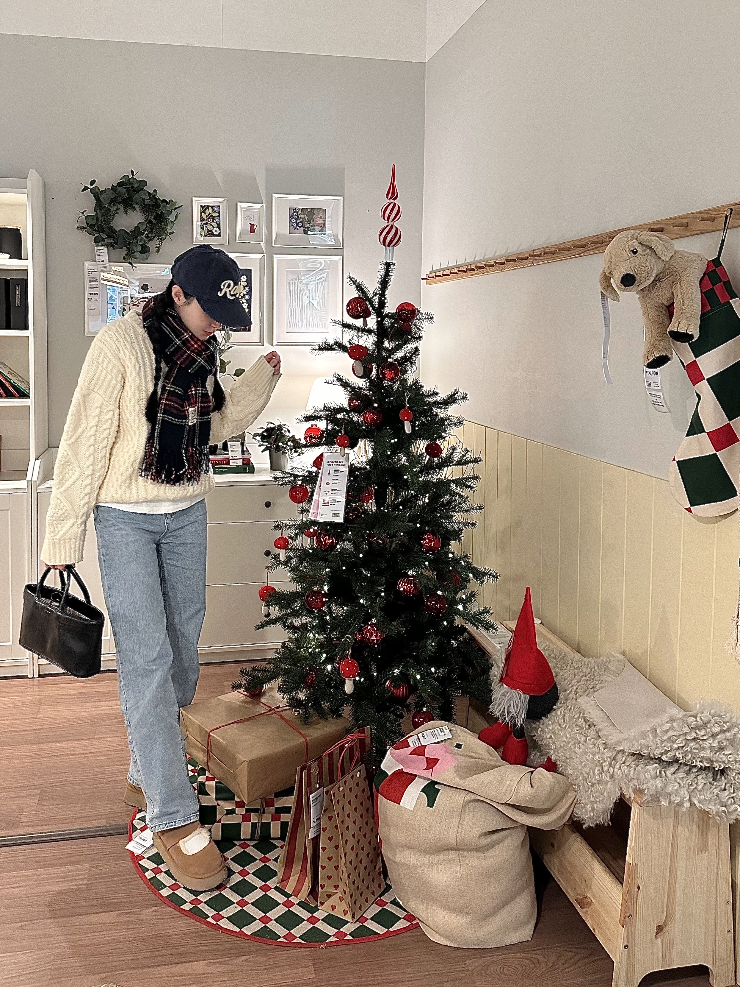 (W) UGG Bea Mary Jane Chestnut, [20% 적립] Polo Ralph Lauren Applique Twill Ball Cap Newport Navy - 25SS 착용 스타일 - 2
