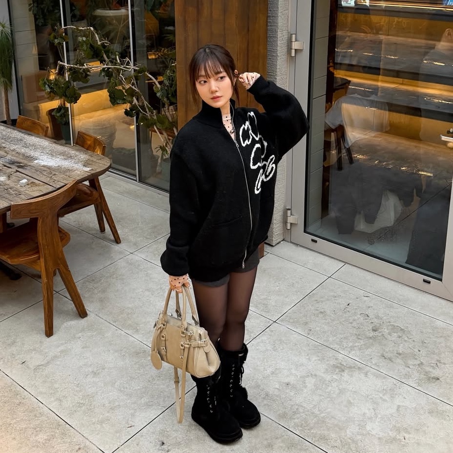 Express Holiday Merino Wool Blend Knit Zip-Up Black 착용 스타일 - 2
