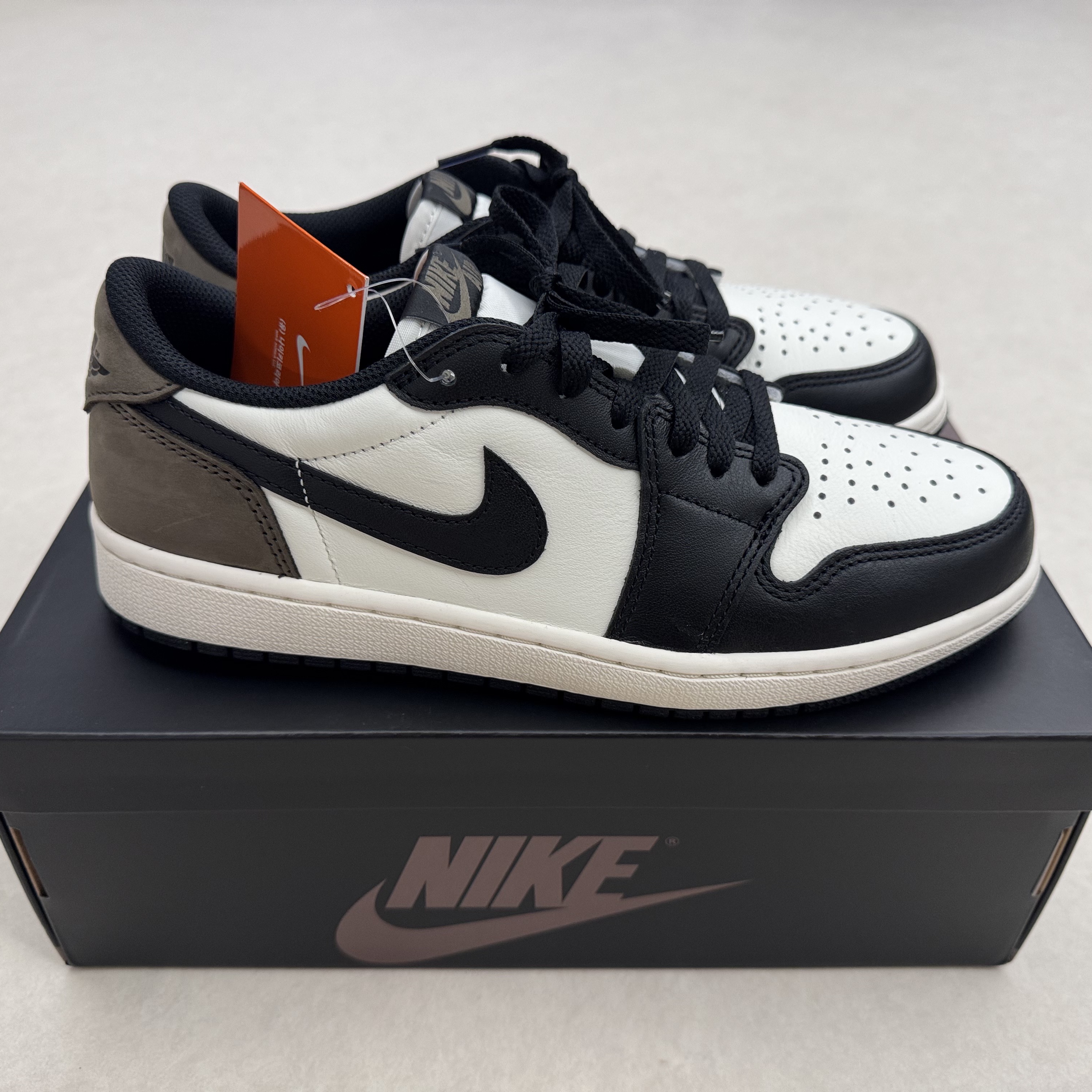 Jordan 1 Retro Low OG Mocha 착용 스타일 - 3