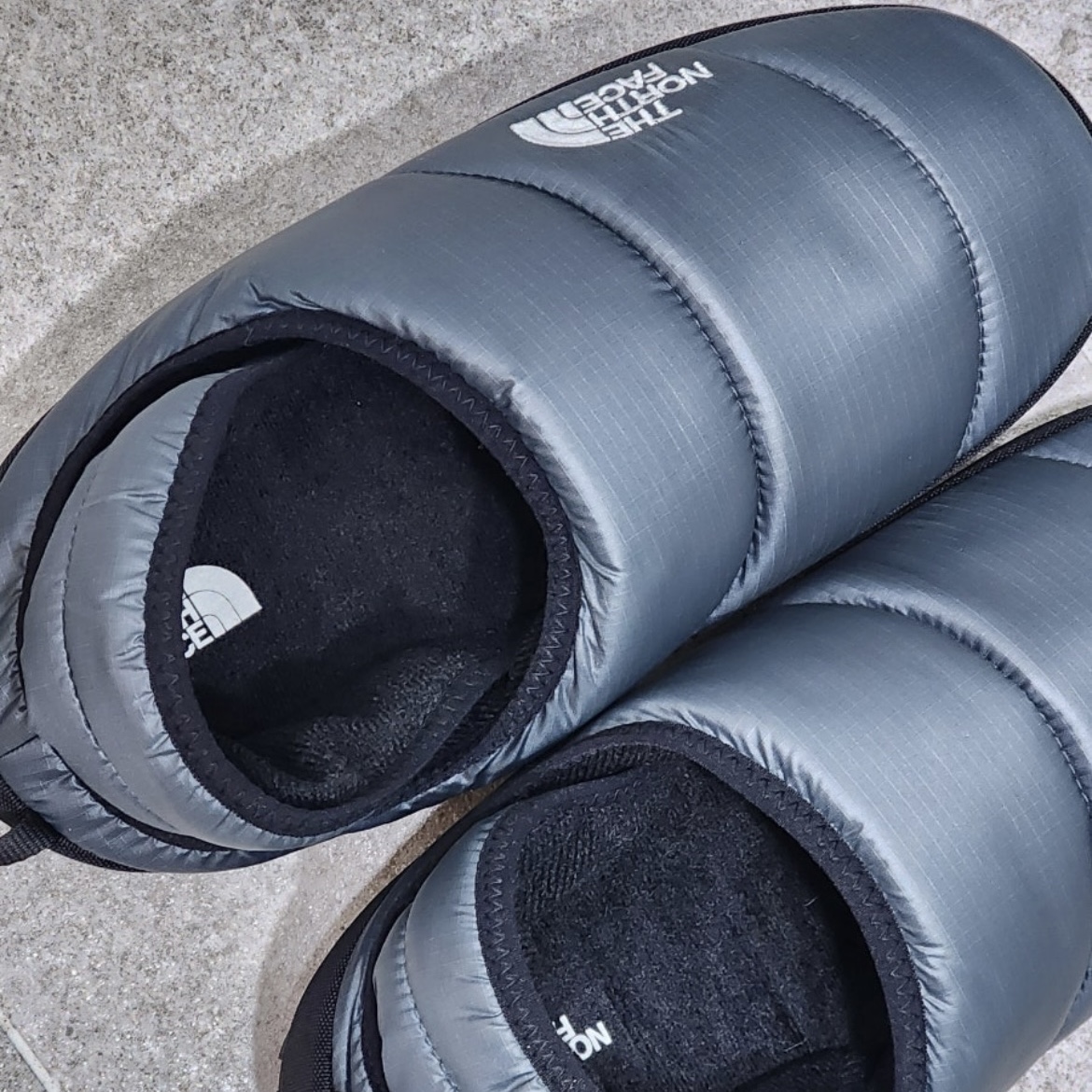 The North Face Nuptse Mule Dark Gray, The North Face Nuptse Mule Black 착용 스타일 - 2