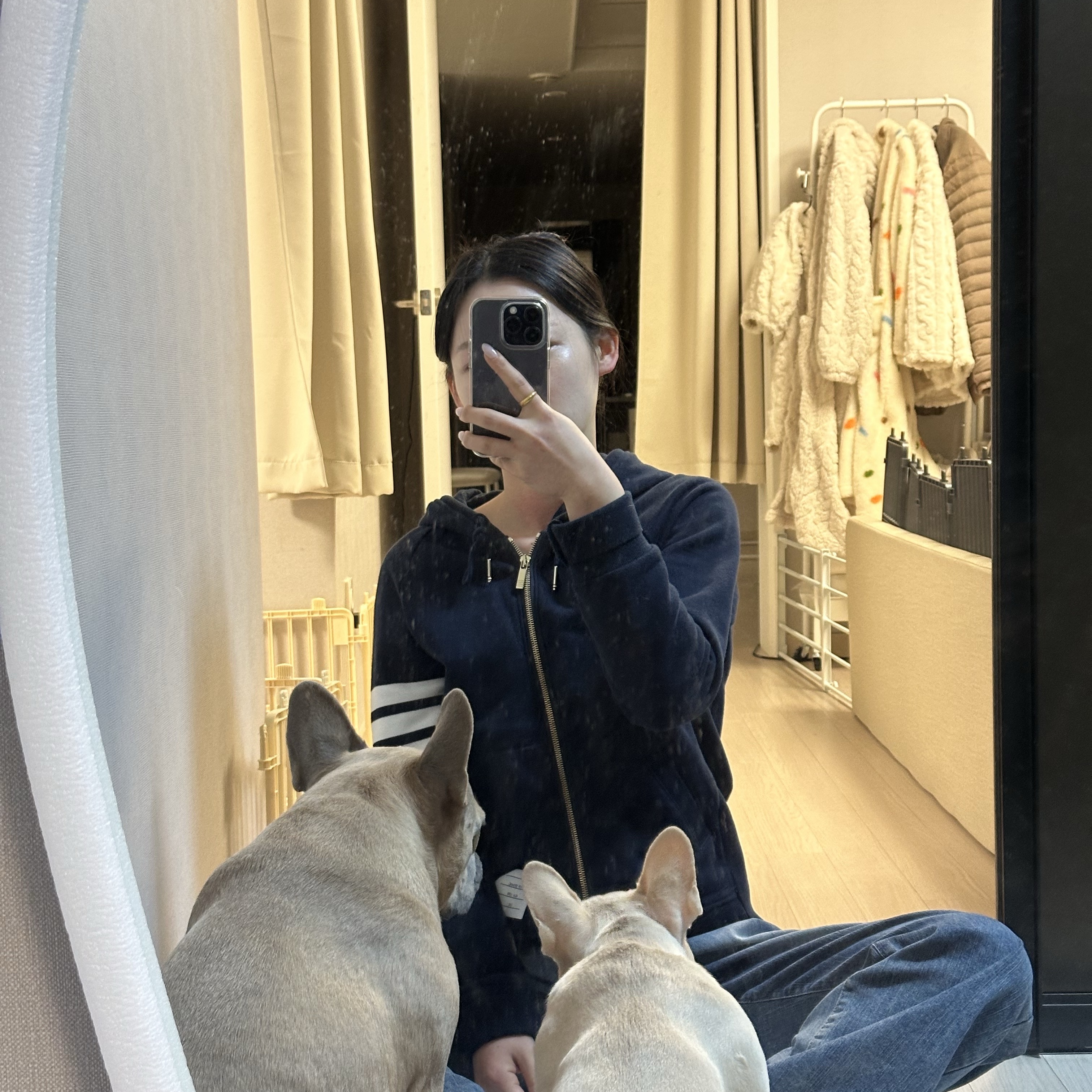 Thom Browne Engineered 4-Bar Zip Hoodie Navy 착용 스타일 - 2